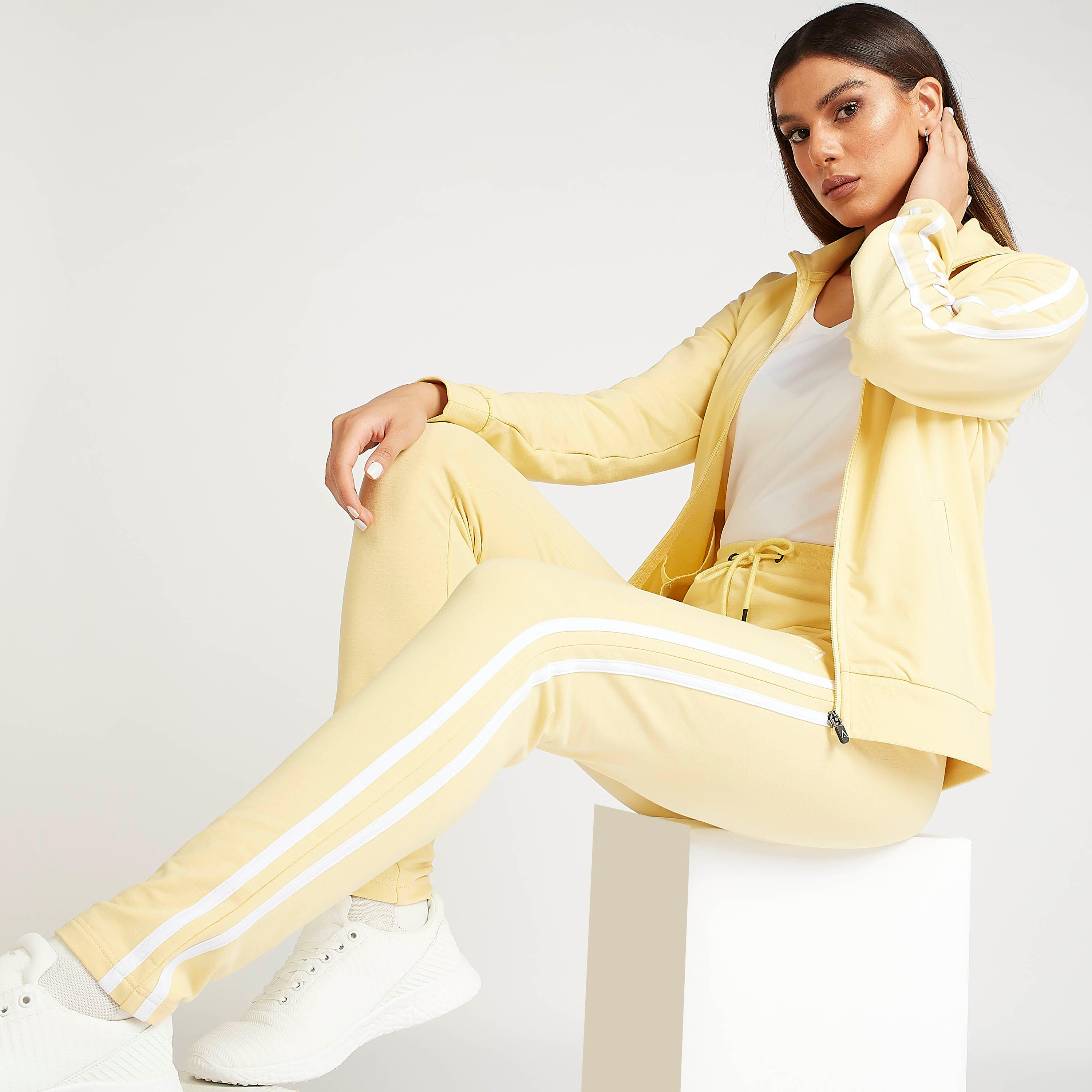 بنطلون رياضي سادة بتفاصيل شريطة ورباط إغلاق-women-clothing-sportswearandactivewear-bottoms-image-1