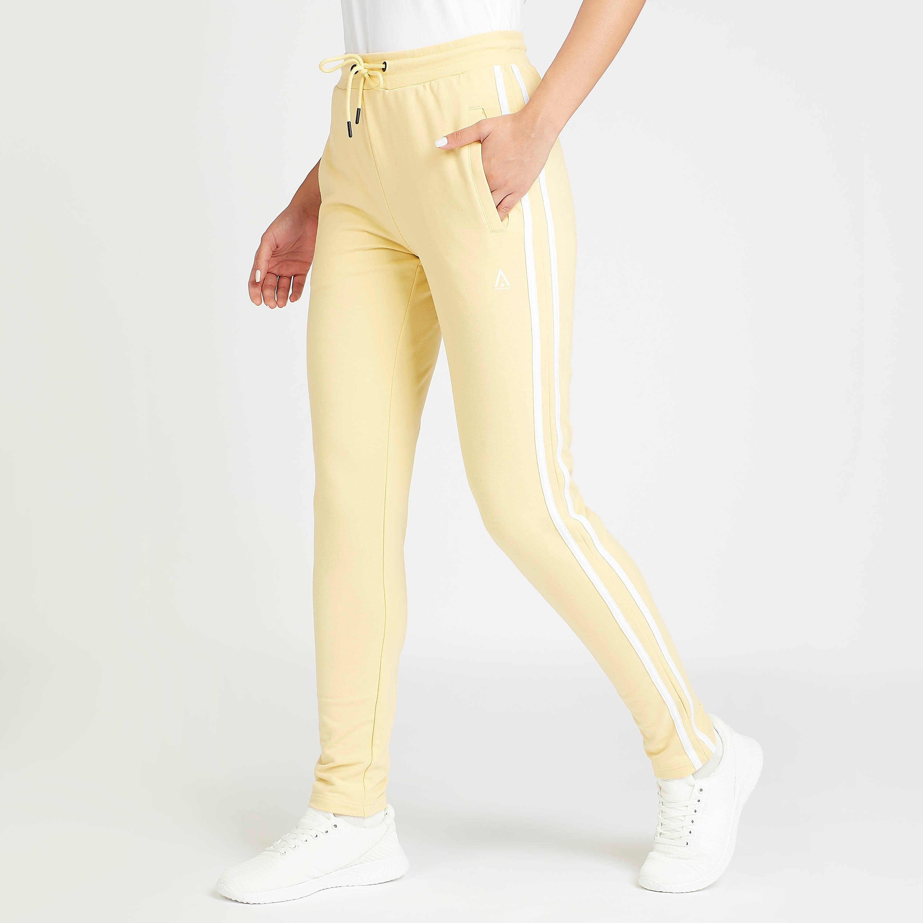 بنطلون رياضي سادة بتفاصيل شريطة ورباط إغلاق-women-clothing-sportswearandactivewear-bottoms-image-2