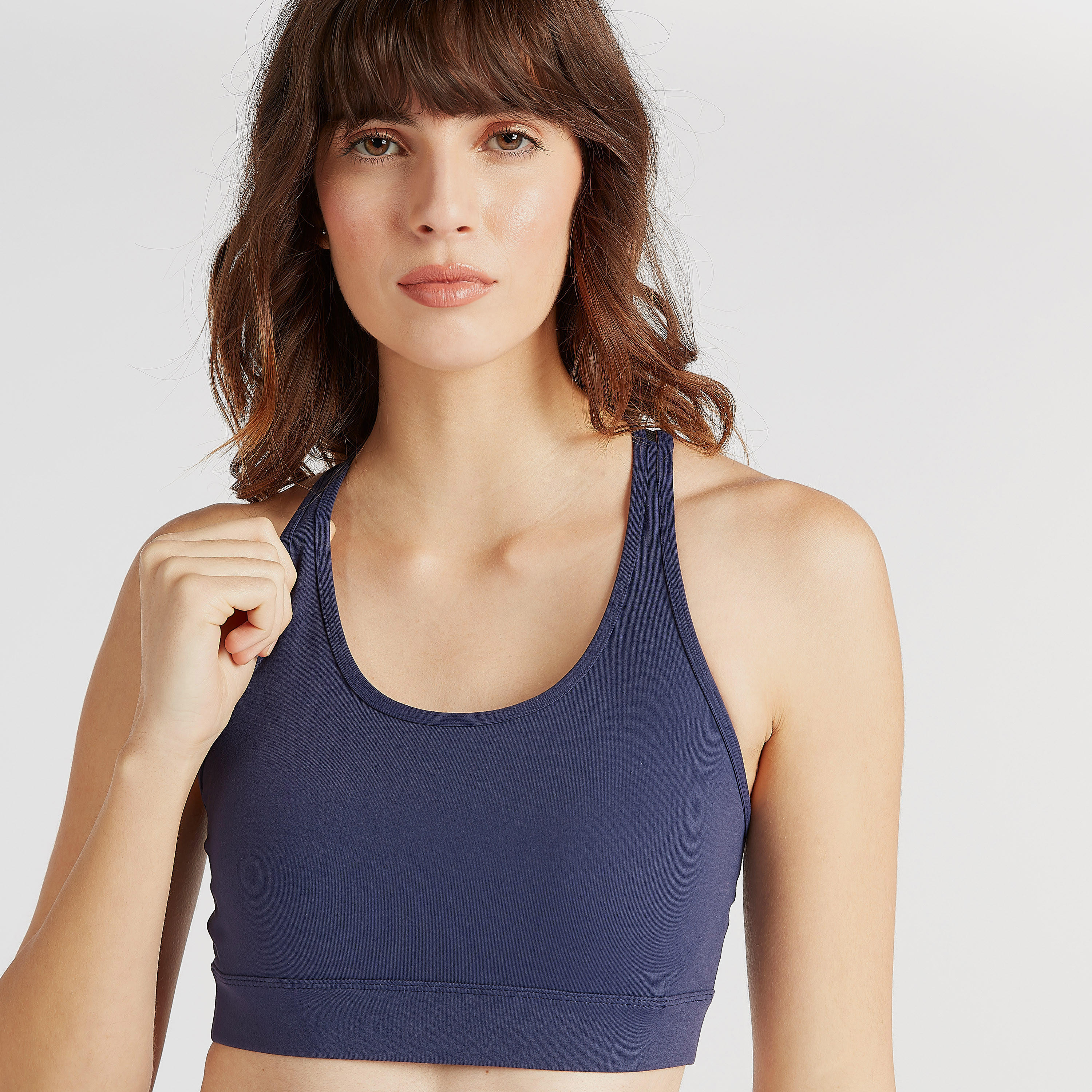 صدريّة رياضيّة سادة بتصميم متقاطع من الخلف وتفاصيل شبكية-sports-women-clothing-sportsbras-image-1