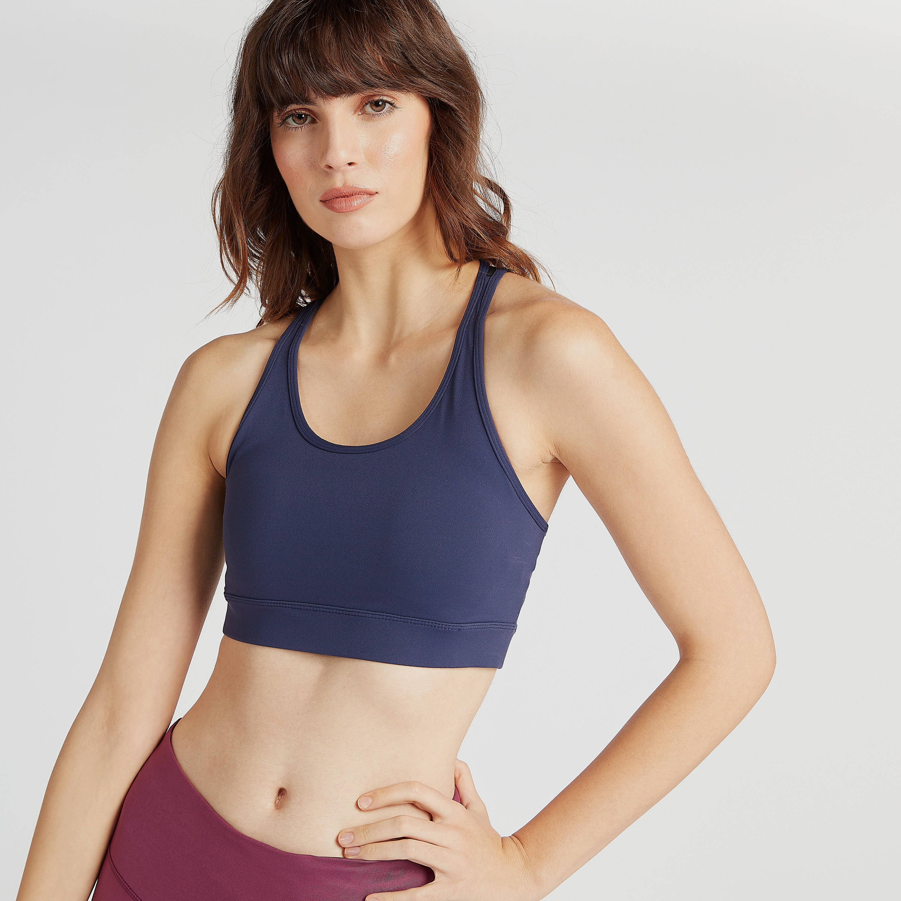 صدريّة رياضيّة سادة بتصميم متقاطع من الخلف وتفاصيل شبكية-sports-women-clothing-sportsbras-image-5