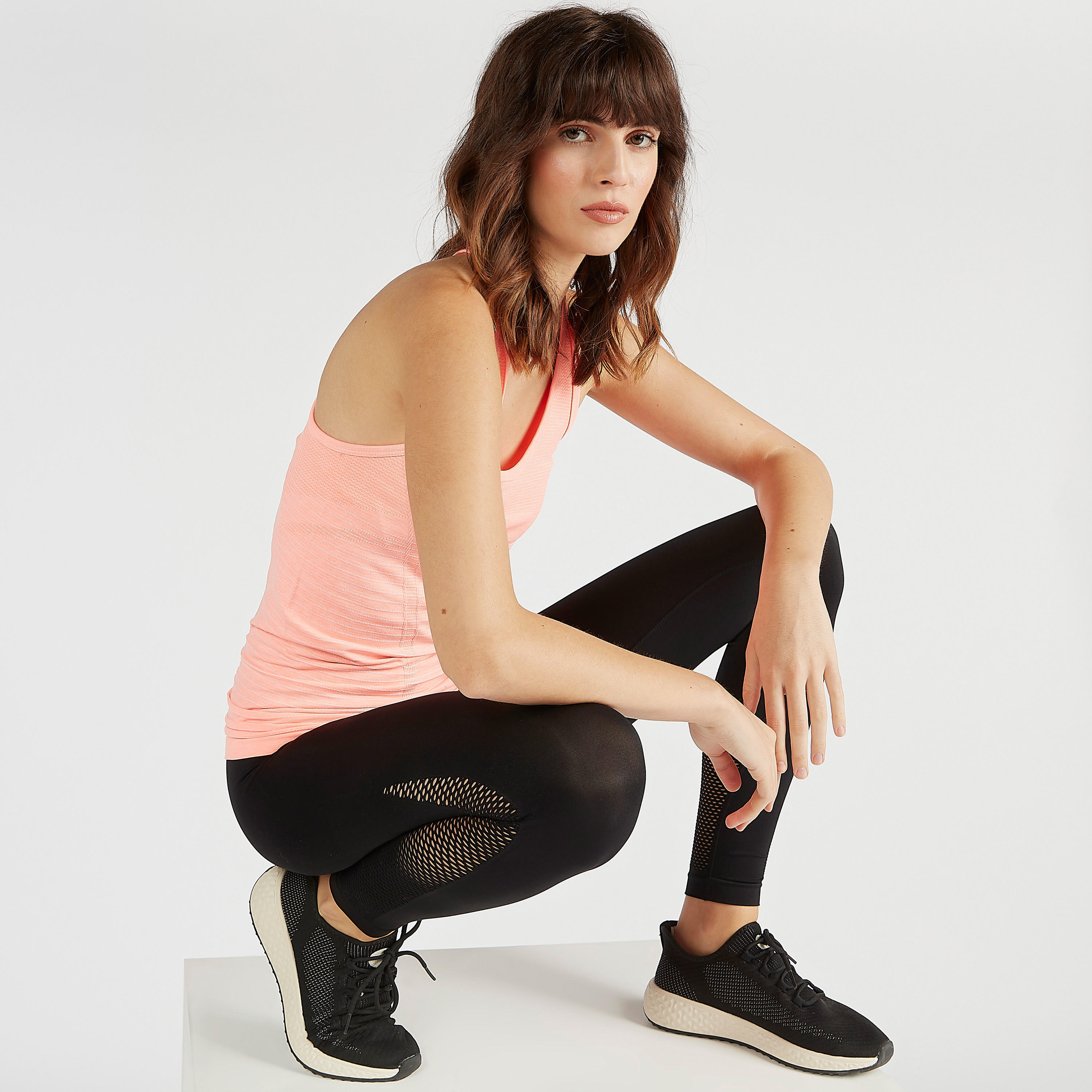 بنطلون ليقنز سادة بخصر مرتفع وتفاصيل شبكية-women-clothing-bottoms-leggings-image-4