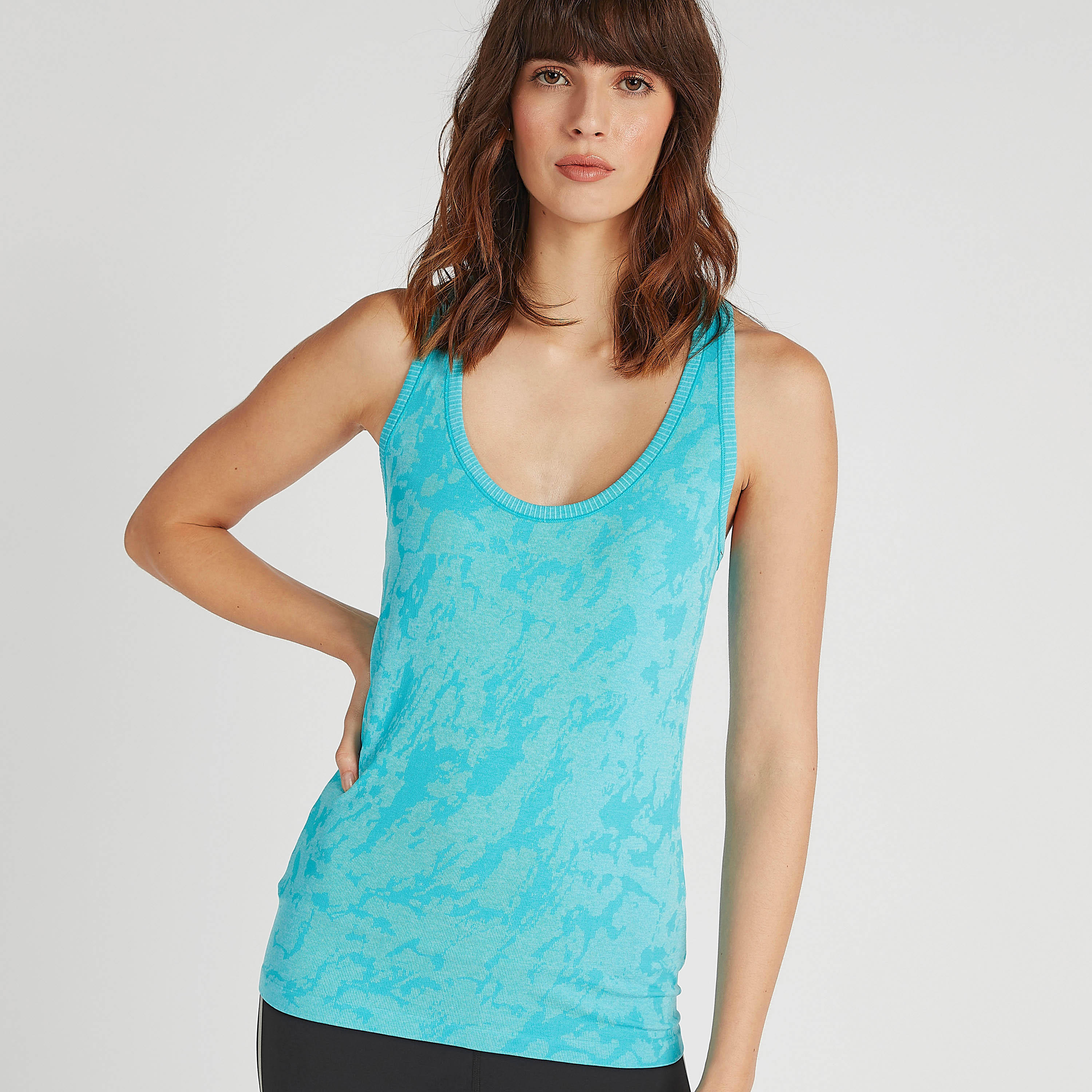 بلوزة بدون أكمام وطبعات وتصميم متقاطع من الخلف-women-clothing-sportswearandactivewear-tshirtsandvests-image-1