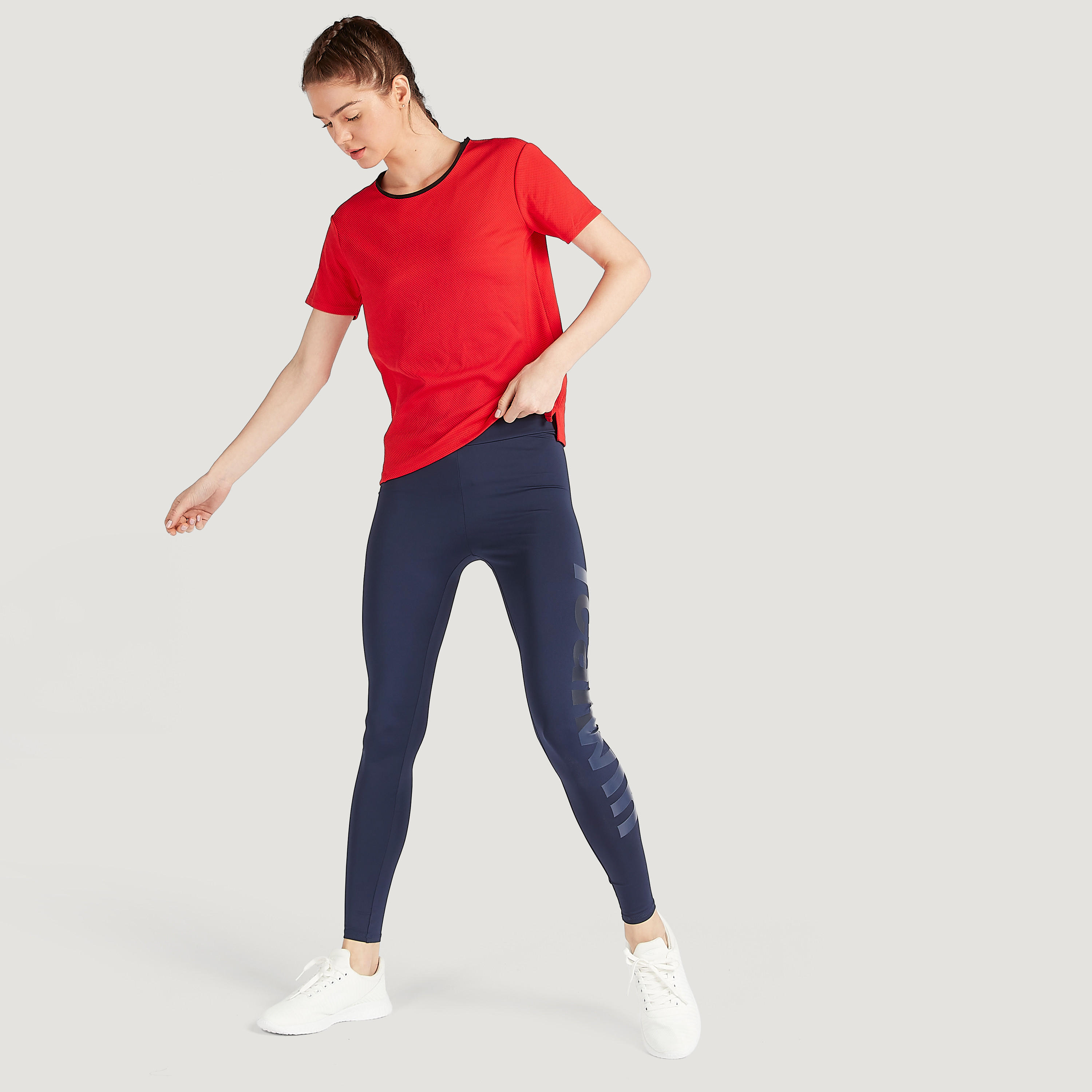 تيشيرت بارز الملمس بأكمام قصيرة وياقة مستديرة-women-clothing-sportswearandactivewear-tshirtsandvests-image-5