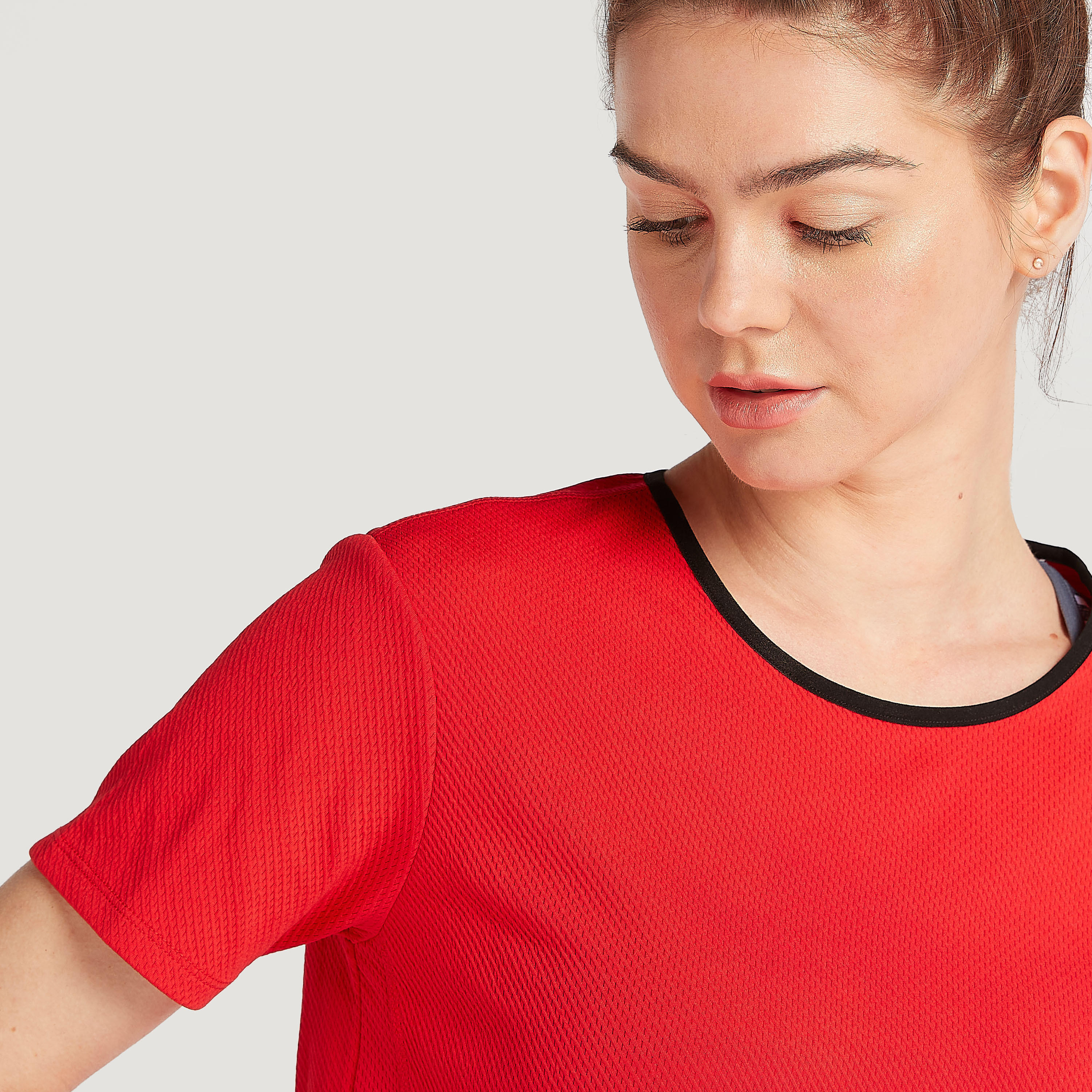 تيشيرت بارز الملمس بأكمام قصيرة وياقة مستديرة-women-clothing-sportswearandactivewear-tshirtsandvests-image-4