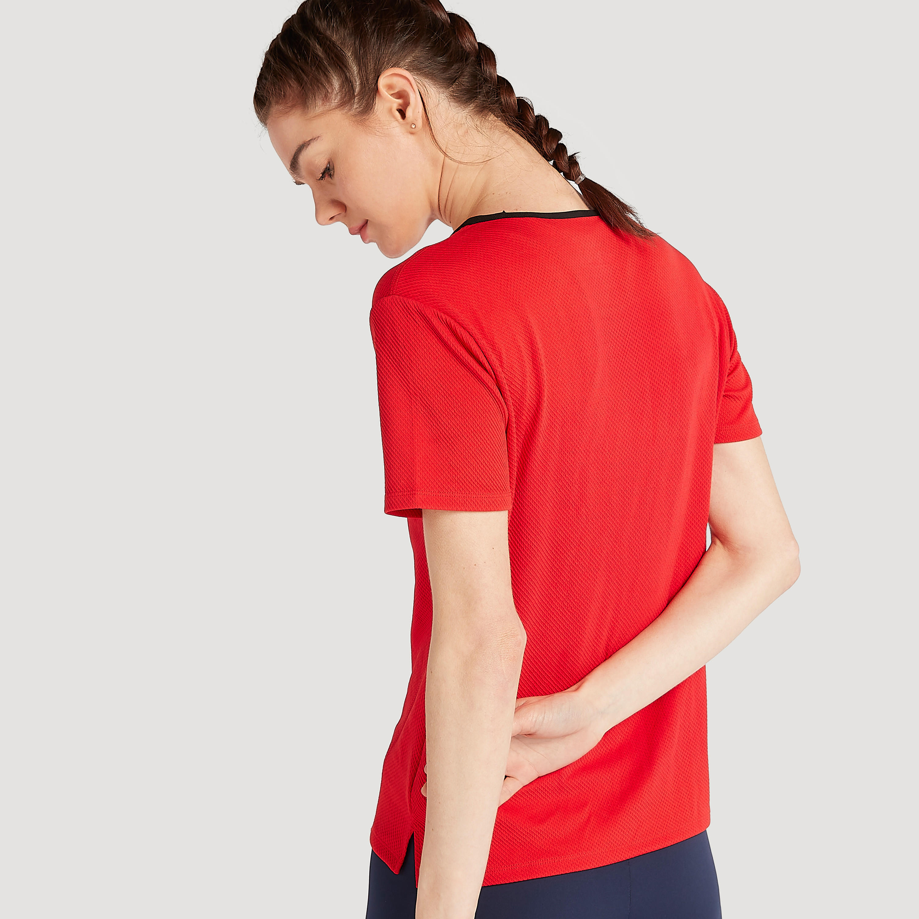 تيشيرت بارز الملمس بأكمام قصيرة وياقة مستديرة-women-clothing-sportswearandactivewear-tshirtsandvests-image-3