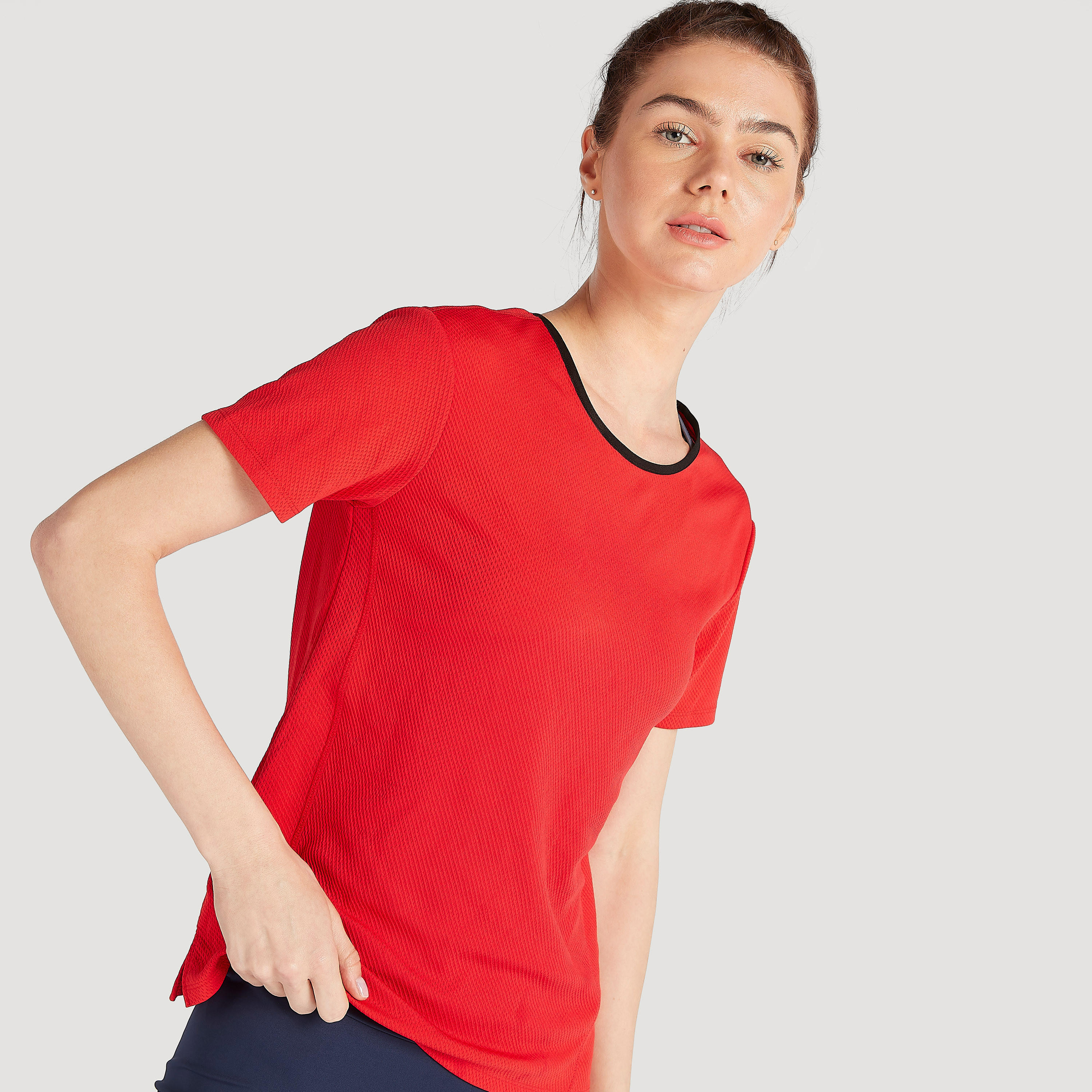 تيشيرت بارز الملمس بأكمام قصيرة وياقة مستديرة-women-clothing-sportswearandactivewear-tshirtsandvests-image-2