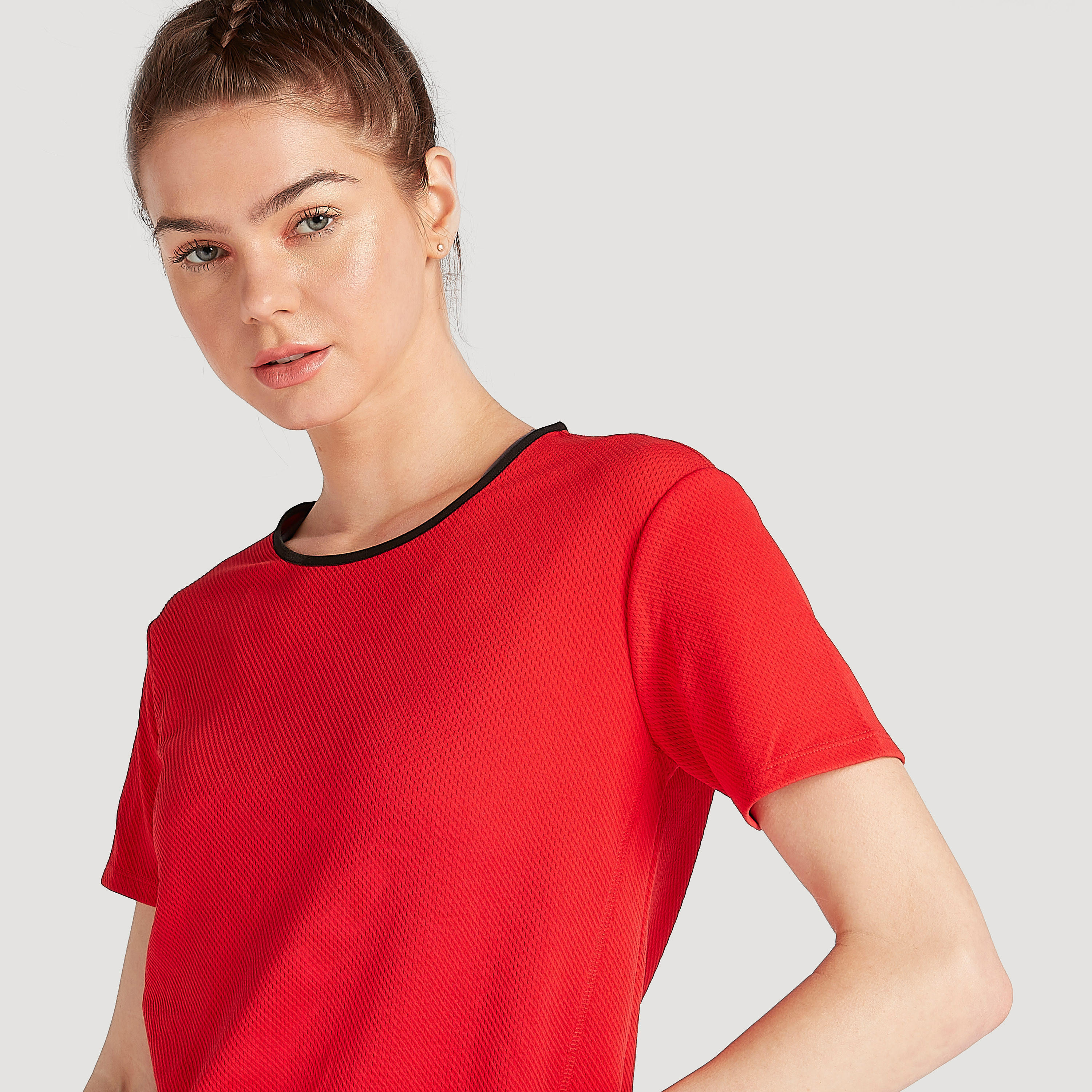 تيشيرت بارز الملمس بأكمام قصيرة وياقة مستديرة-women-clothing-sportswearandactivewear-tshirtsandvests-image-1