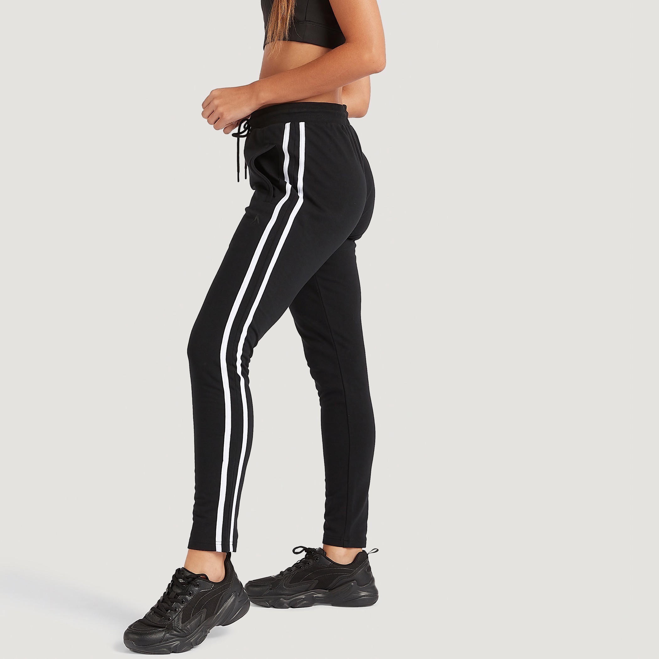 بنطلون رياضي سادة بجيوب ورباط إغلاق-women-clothing-bottoms-joggers-image-1