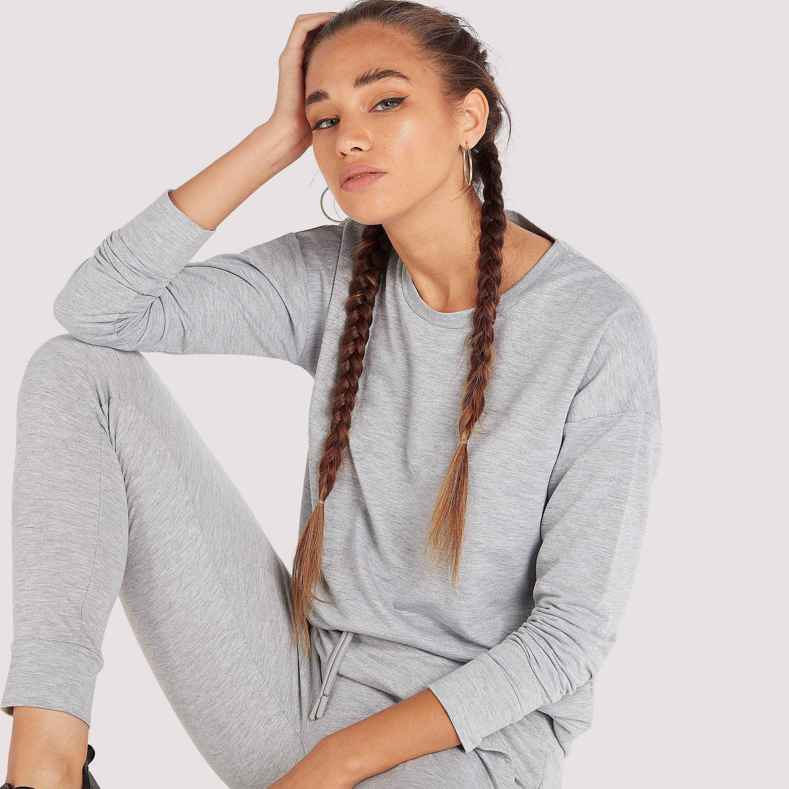 سويت شيرت سادة بياقة ضيّقة وأكمام طويلة-women-clothing-sportswearandactivewear-hoodiesandsweatshirts-image-5