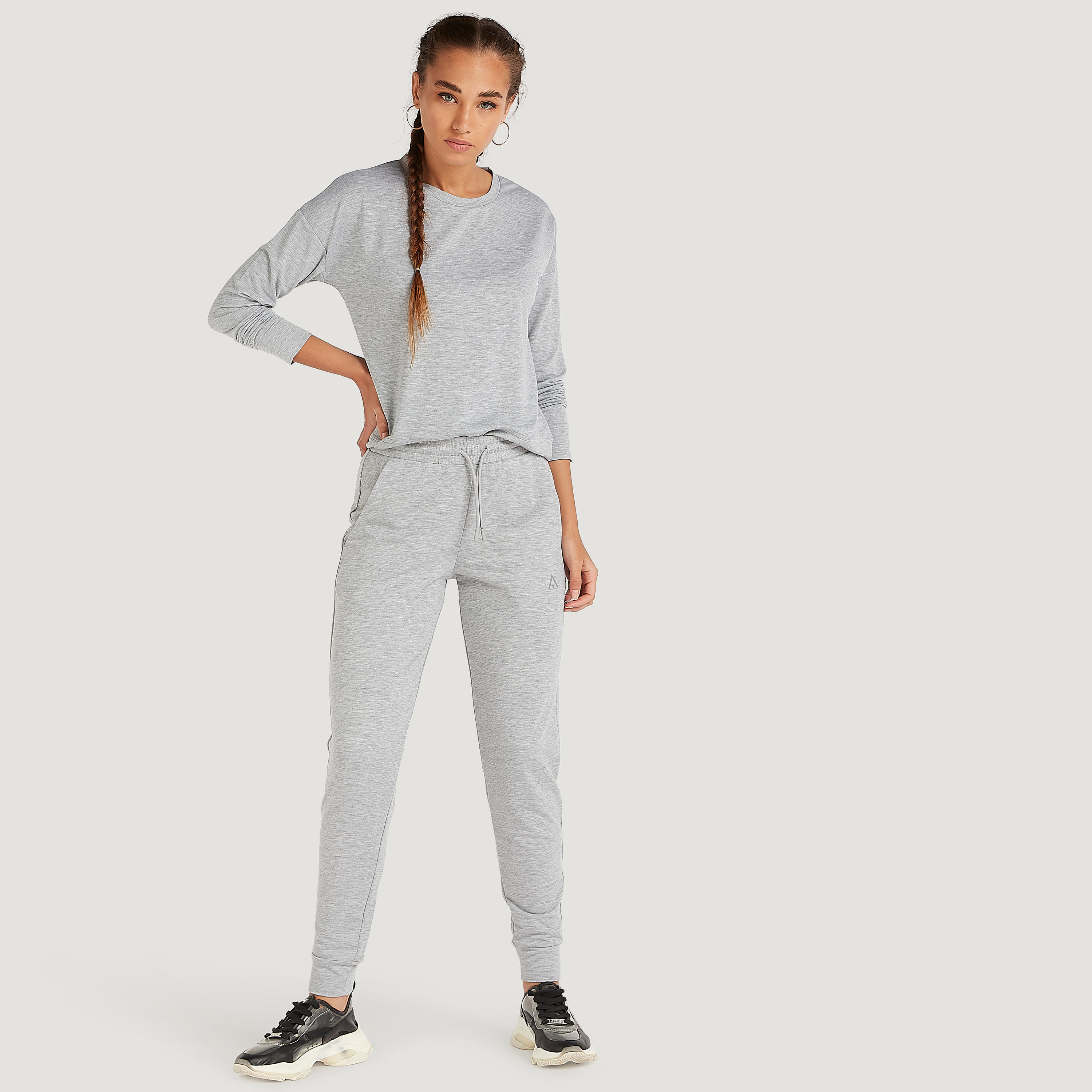 سويت شيرت سادة بياقة ضيّقة وأكمام طويلة-women-clothing-sportswearandactivewear-hoodiesandsweatshirts-image-4