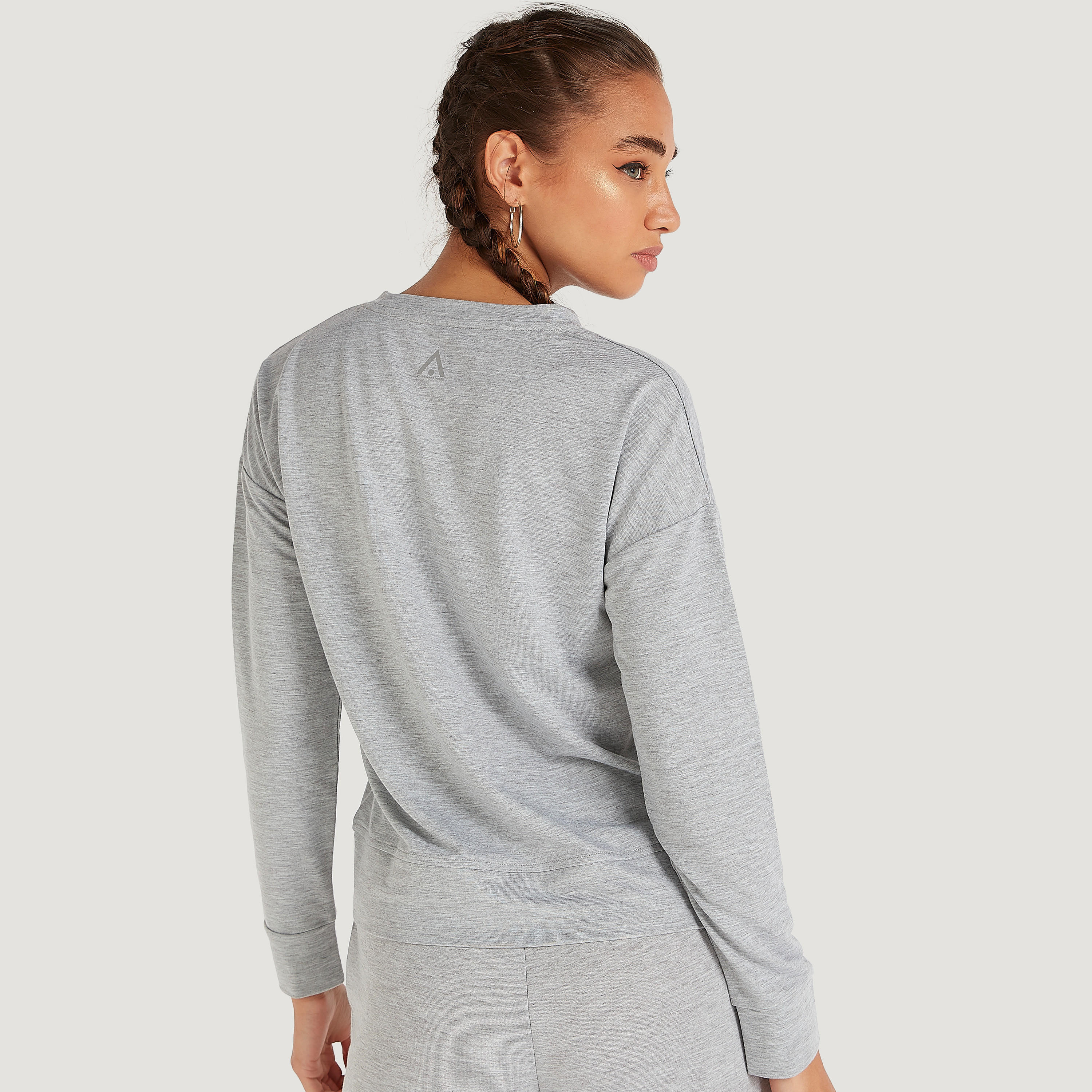 سويت شيرت سادة بياقة ضيّقة وأكمام طويلة-women-clothing-sportswearandactivewear-hoodiesandsweatshirts-image-2