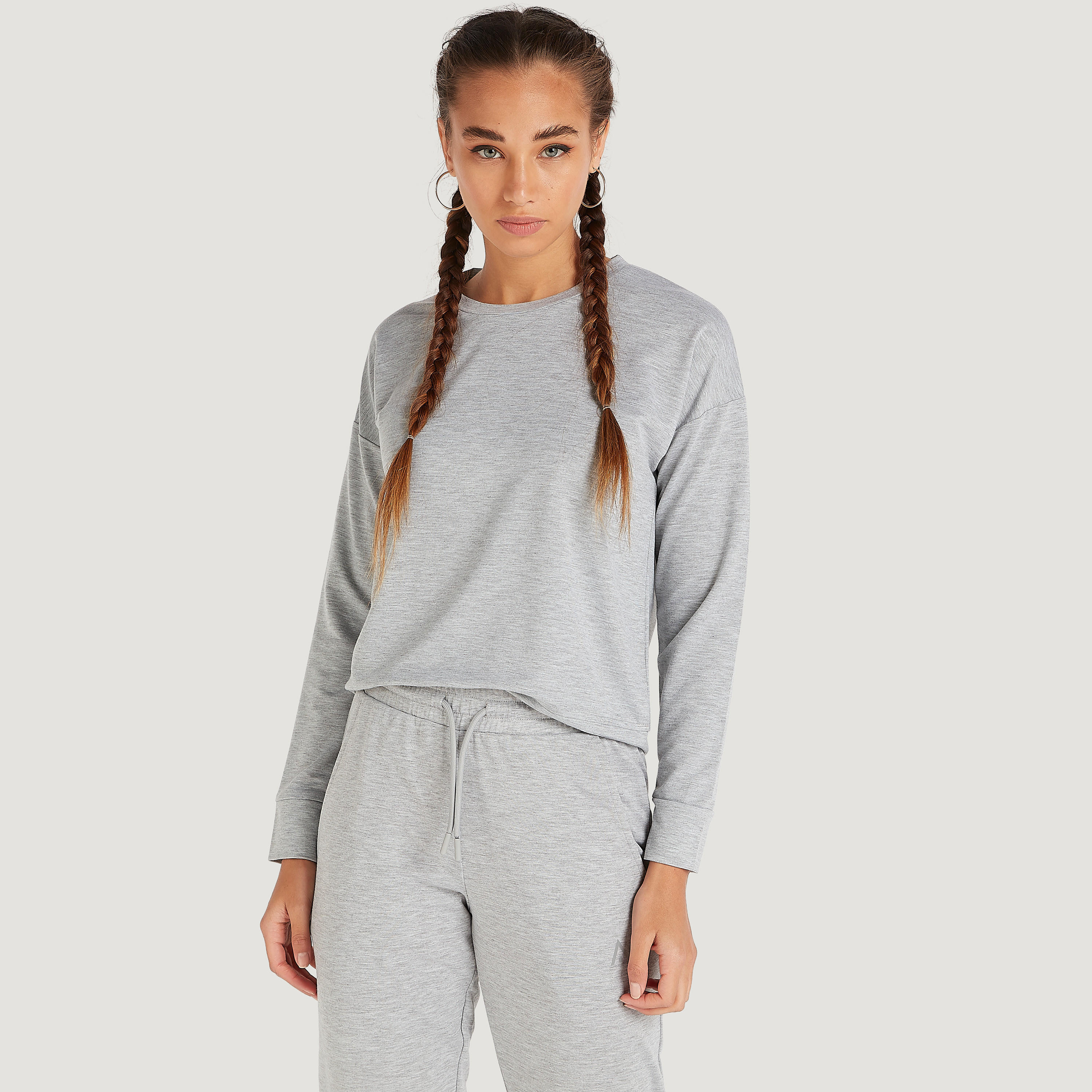سويت شيرت سادة بياقة ضيّقة وأكمام طويلة-women-clothing-sportswearandactivewear-hoodiesandsweatshirts-image-1
