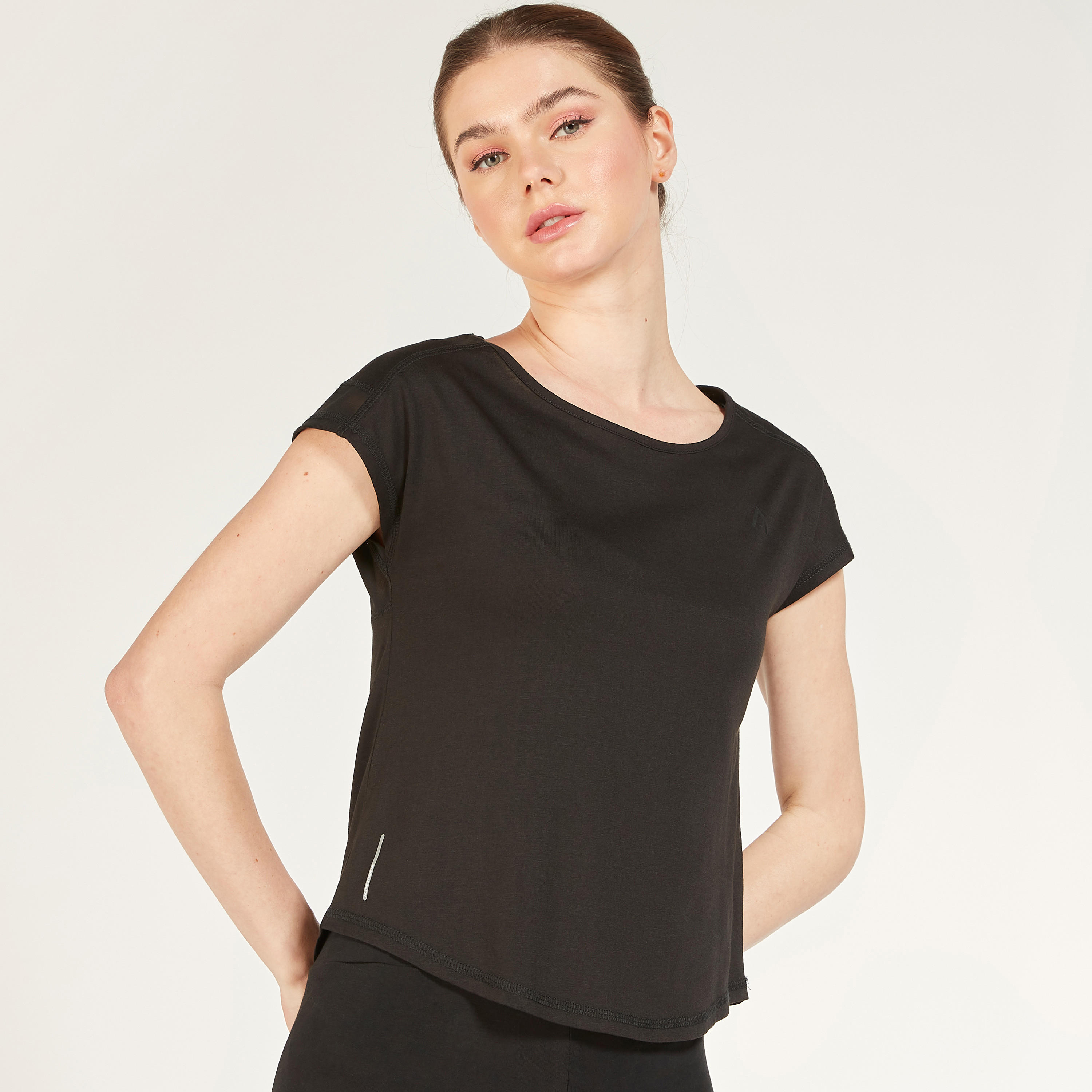 تيشيرت بياقة مستديرة وأكمام كاب وتفاصيل شبكية-women-clothing-sportswearandactivewear-tshirtsandvests-image-1