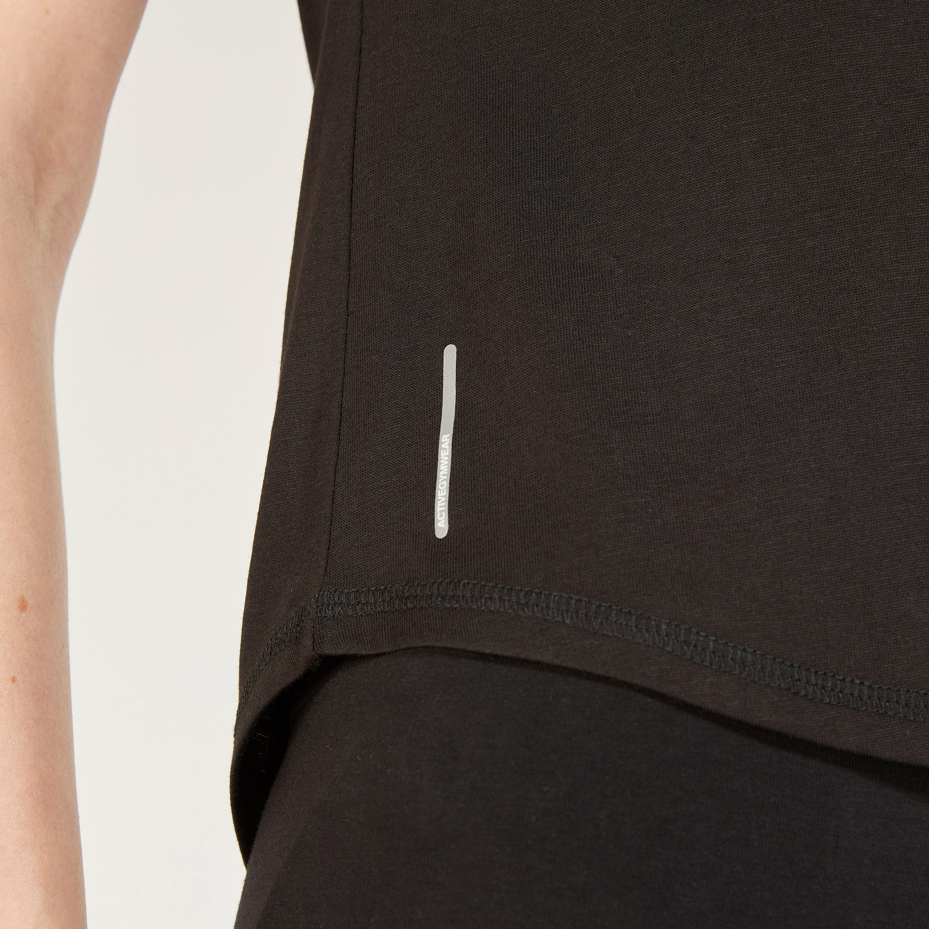 تيشيرت بياقة مستديرة وأكمام كاب وتفاصيل شبكية-women-clothing-sportswearandactivewear-tshirtsandvests-image-4