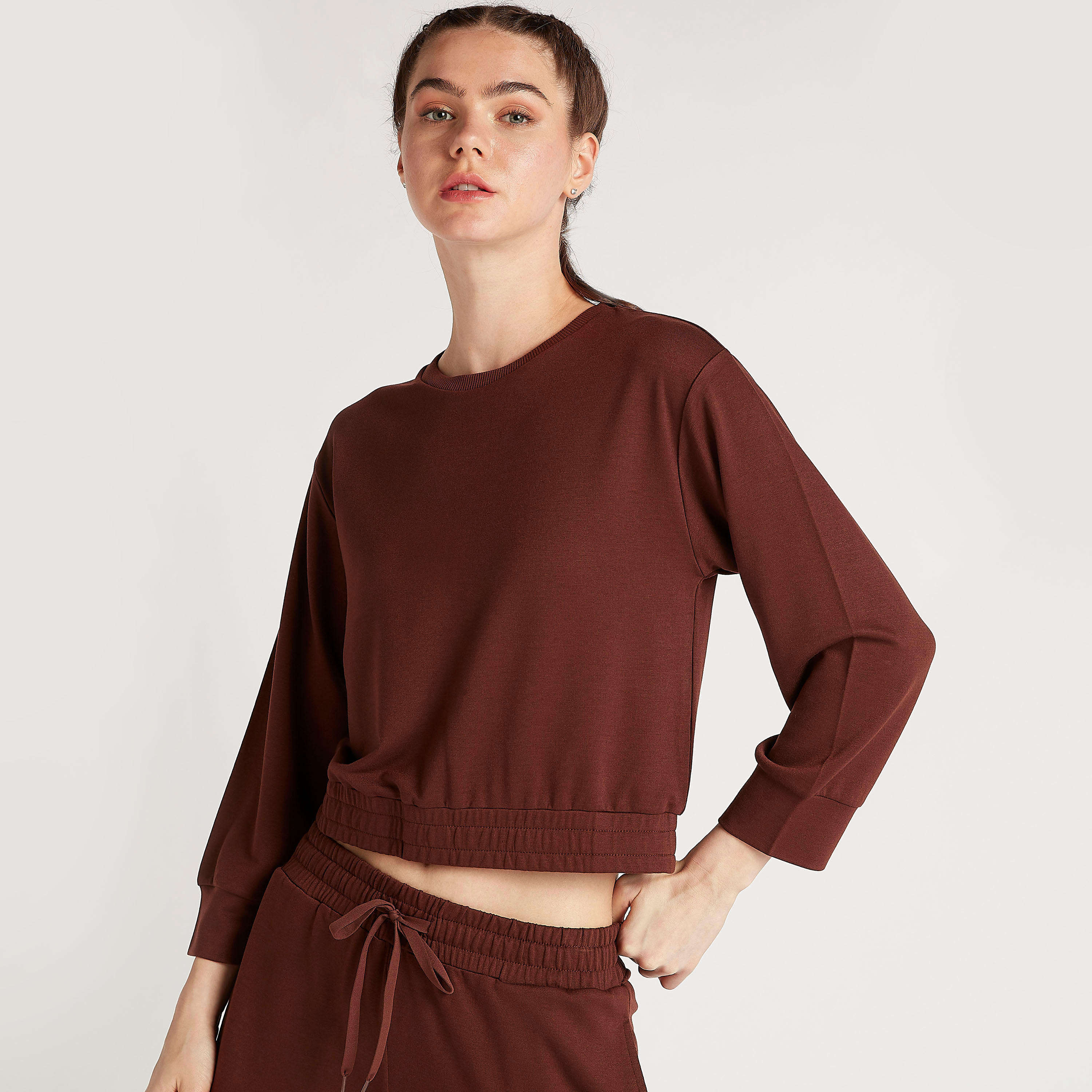 سويت شيرت سادة بأكمام طويلة وأطراف مطّاطيّة-women-clothing-sportswearandactivewear-hoodiesandsweatshirts-image-2