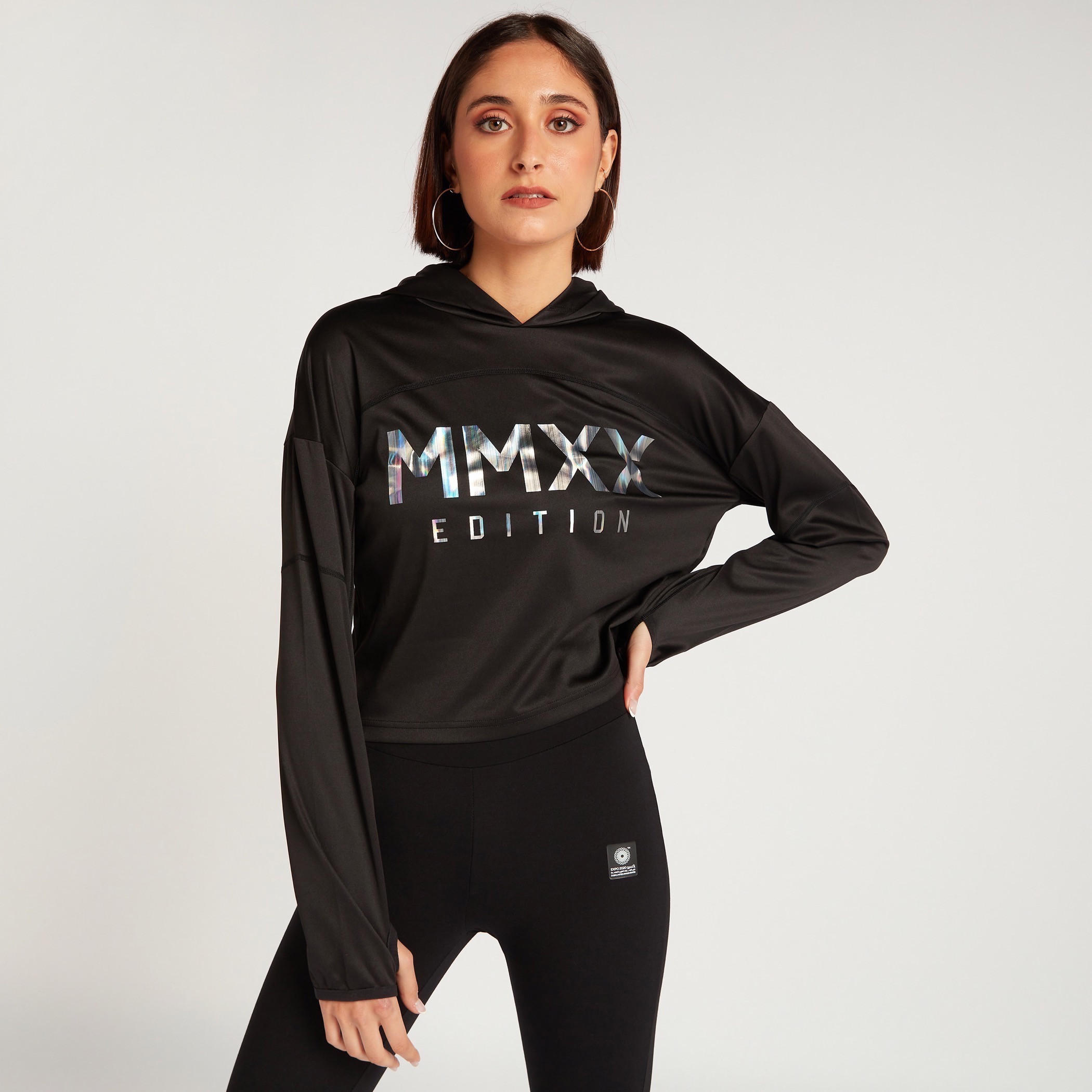 سويت شيرت بأكمام طويلة وقبّعة وطبعات-women-clothing-sportswearandactivewear-hoodiesandsweatshirts-image-1