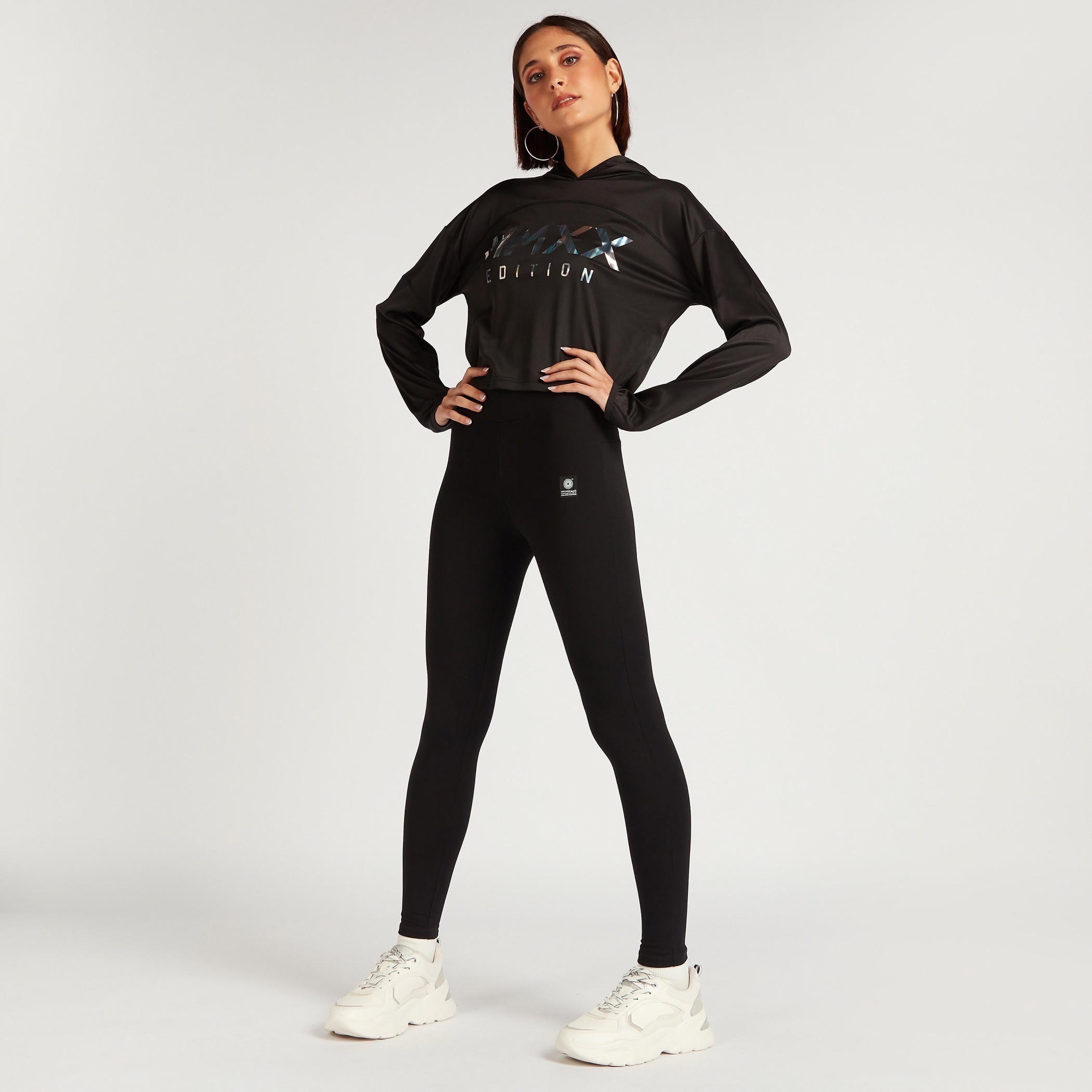سويت شيرت بأكمام طويلة وقبّعة وطبعات-women-clothing-sportswearandactivewear-hoodiesandsweatshirts-image-2