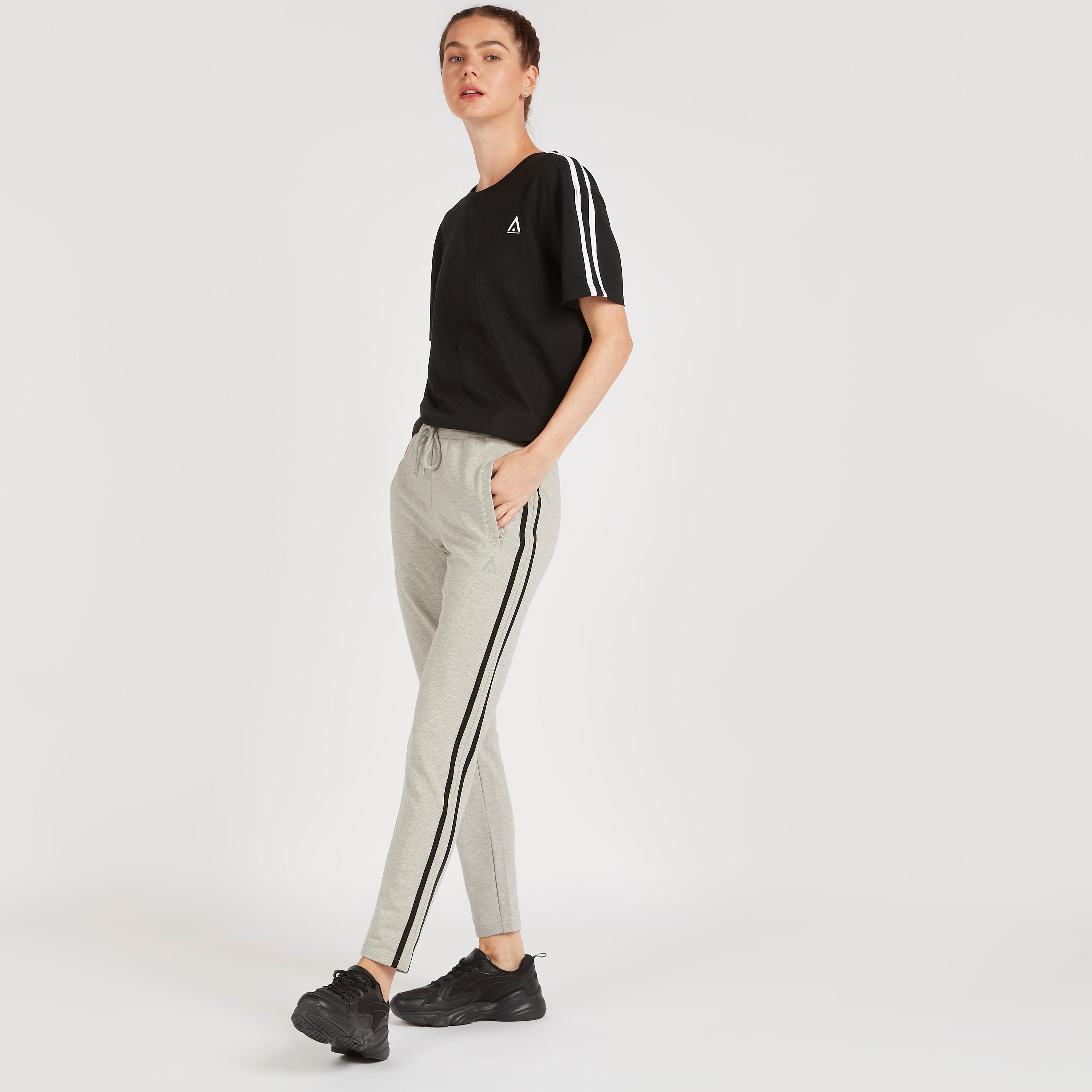 بنطلون رياضي سادة بجيوب وتفاصيل شريطة-women-clothing-sportswearandactivewear-bottoms-image-2