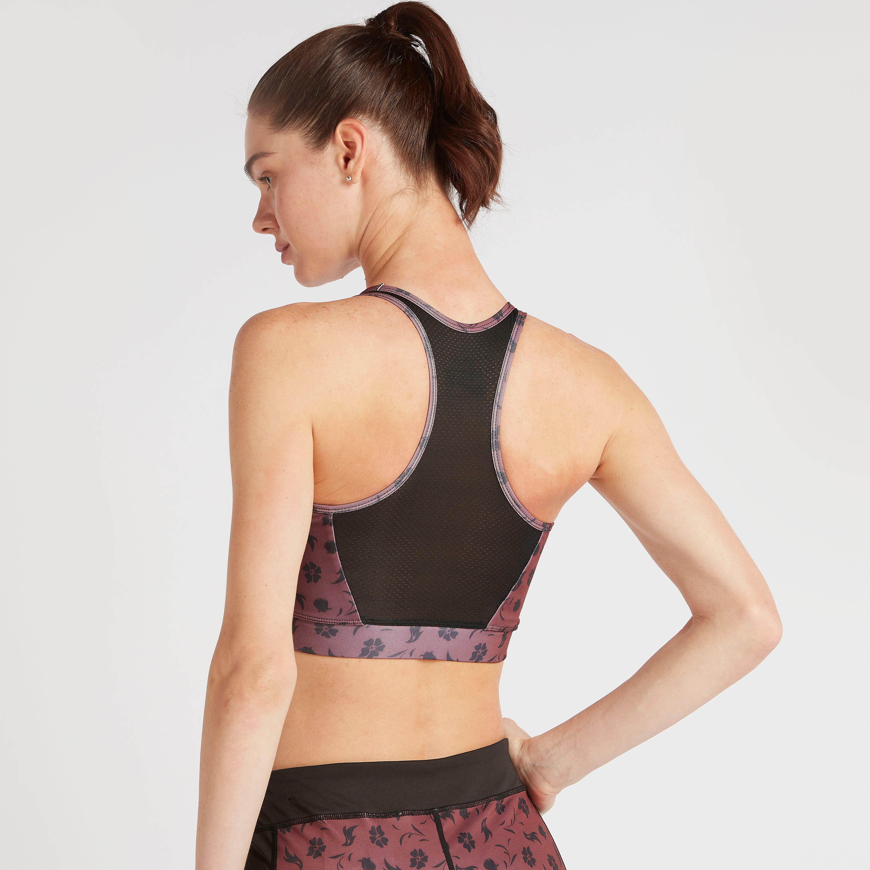 صدرية رياضية بتصميم متقاطع بتفاصيل شبكيّة من الخلف وطبعات-sports-women-clothing-sportsbras-image-4