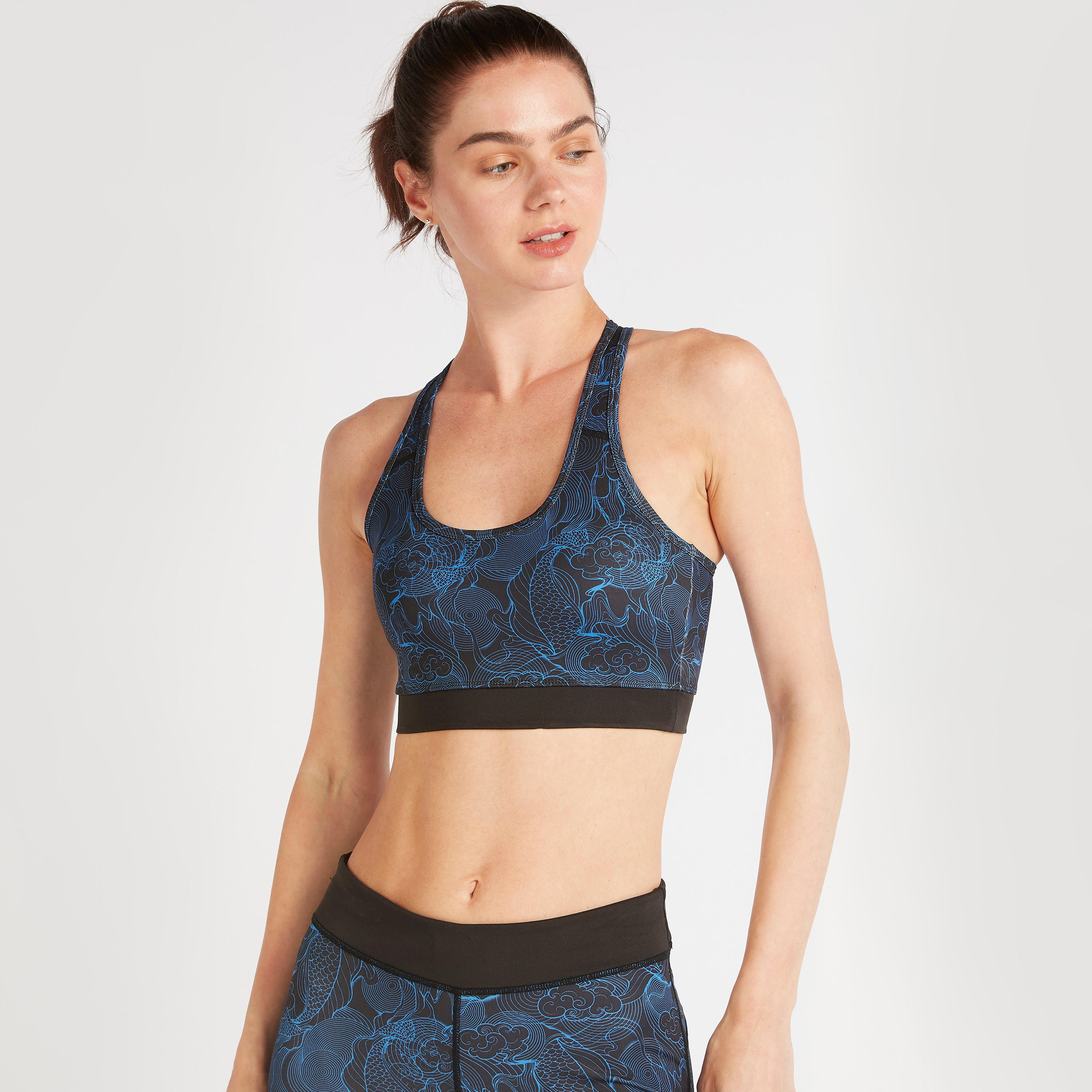 صدرية رياضية بياقة عميقة وتصميم متقاطع بتفاصيل شبكيّة من الخلف وطبعات-sports-women-clothing-sportsbras-image-1