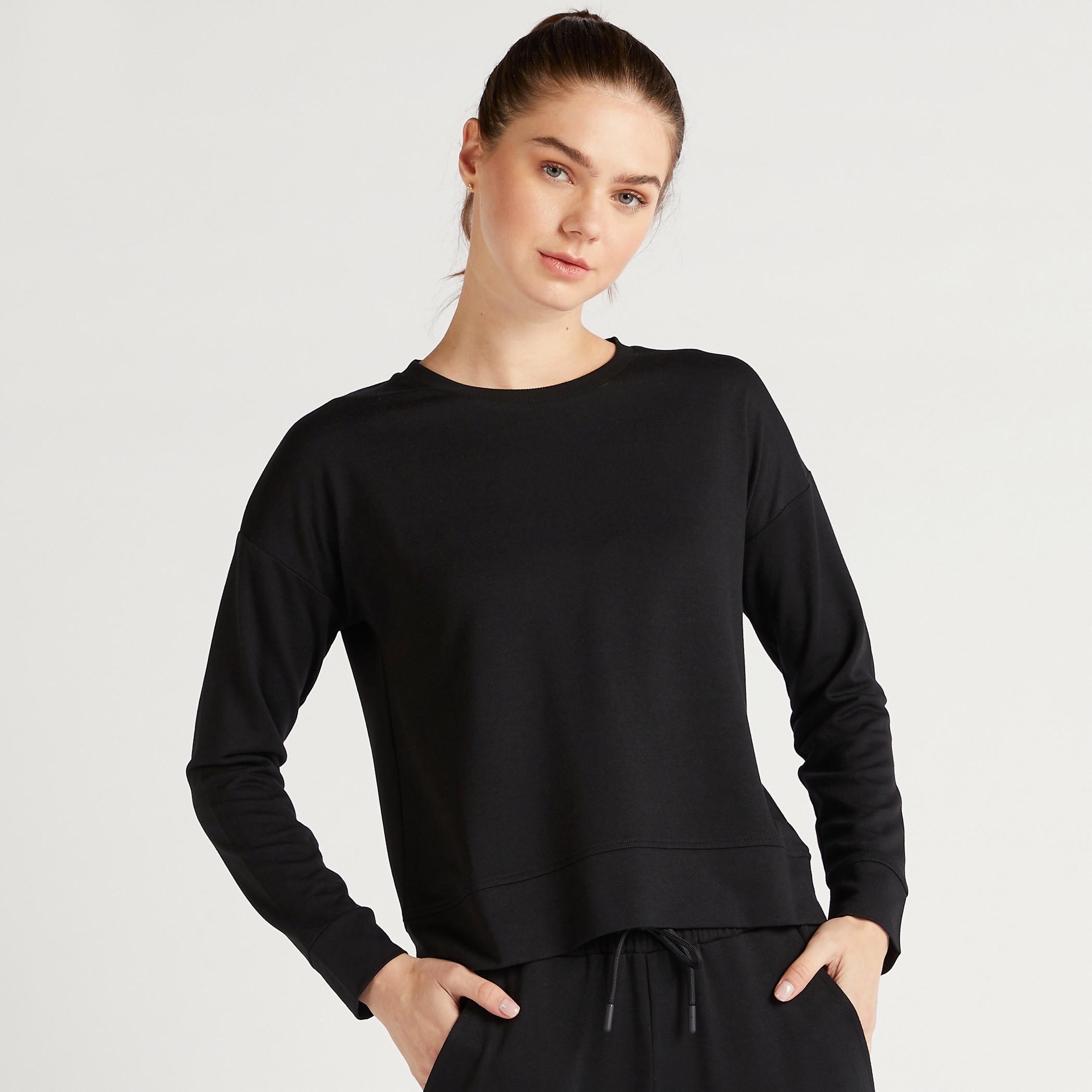 تيشيرت سادة بياقة ضيّقة وأكمام طويلة-women-clothing-sportswearandactivewear-hoodiesandsweatshirts-image-4