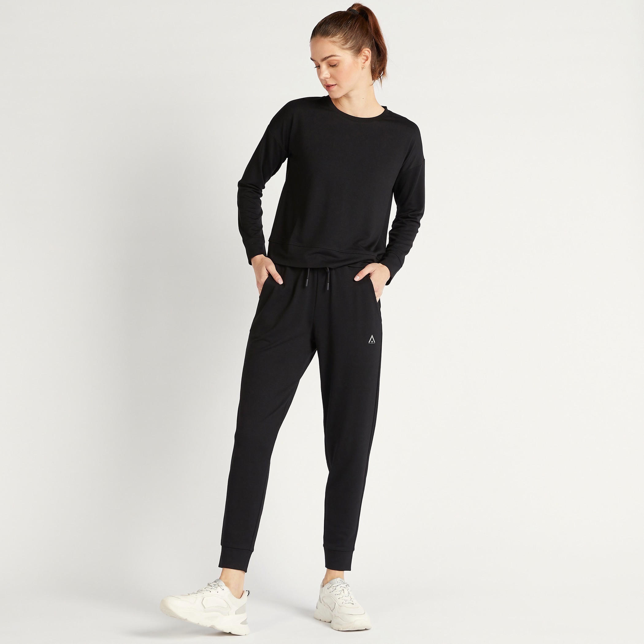 تيشيرت سادة بياقة ضيّقة وأكمام طويلة-women-clothing-sportswearandactivewear-hoodiesandsweatshirts-image-3