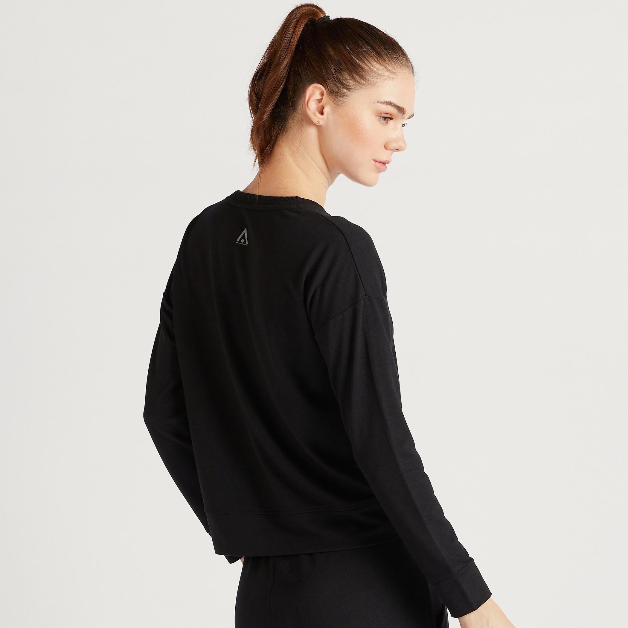 تيشيرت سادة بياقة ضيّقة وأكمام طويلة-women-clothing-sportswearandactivewear-hoodiesandsweatshirts-image-1