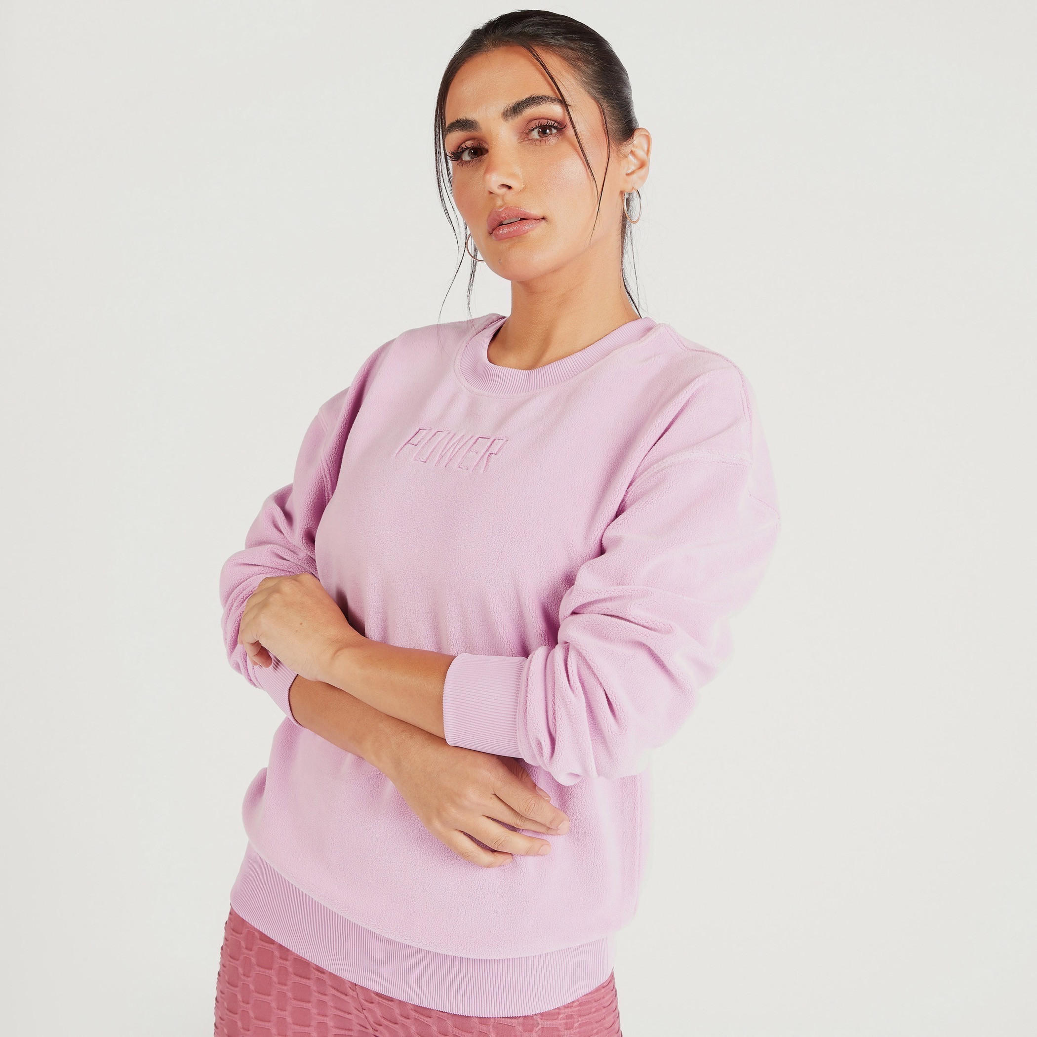 سويت شيرت بياقة مستديرة وأكمام طويلة وتطريز نصي-women-clothing-sportswearandactivewear-hoodiesandsweatshirts-image-1