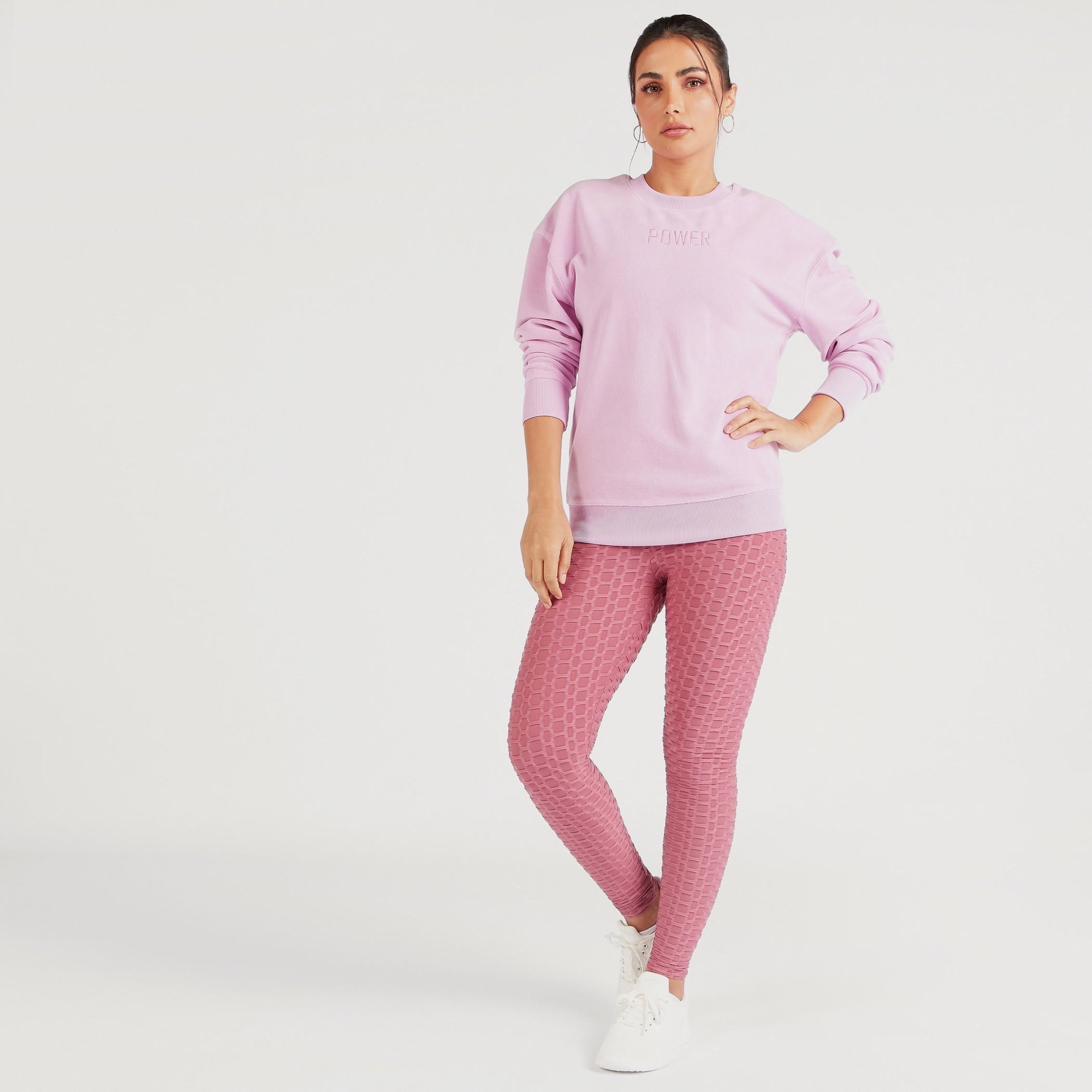 سويت شيرت بياقة مستديرة وأكمام طويلة وتطريز نصي-women-clothing-sportswearandactivewear-hoodiesandsweatshirts-image-2