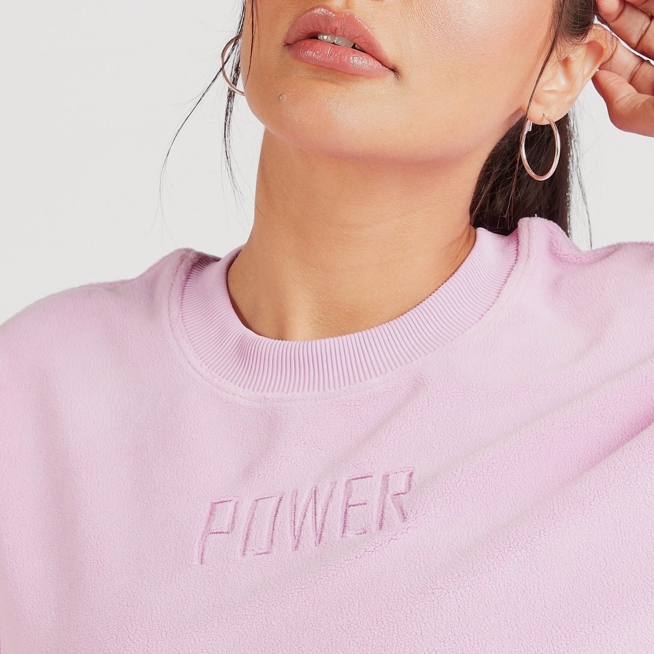 سويت شيرت بياقة مستديرة وأكمام طويلة وتطريز نصي-women-clothing-sportswearandactivewear-hoodiesandsweatshirts-image-3