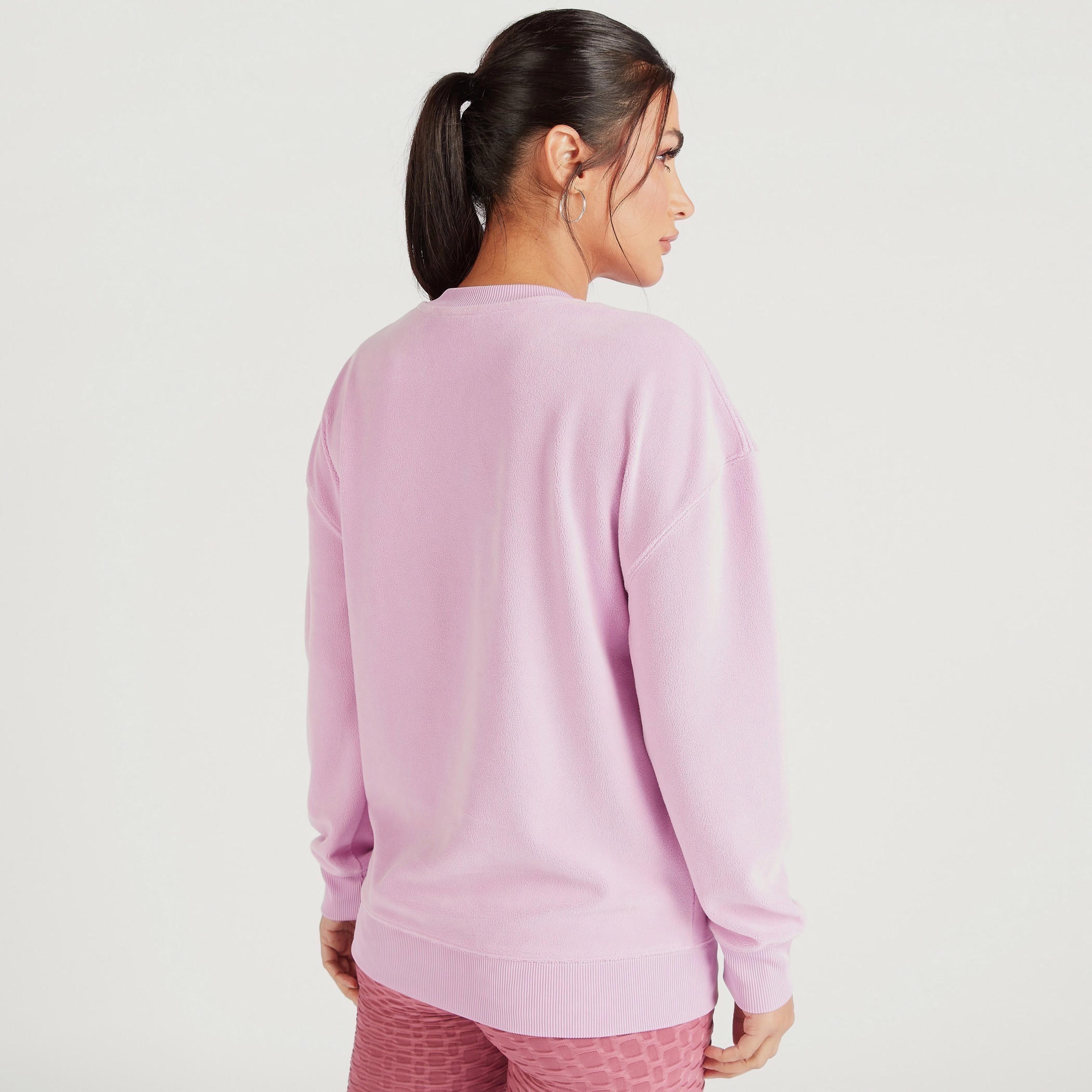سويت شيرت بياقة مستديرة وأكمام طويلة وتطريز نصي-women-clothing-sportswearandactivewear-hoodiesandsweatshirts-image-4