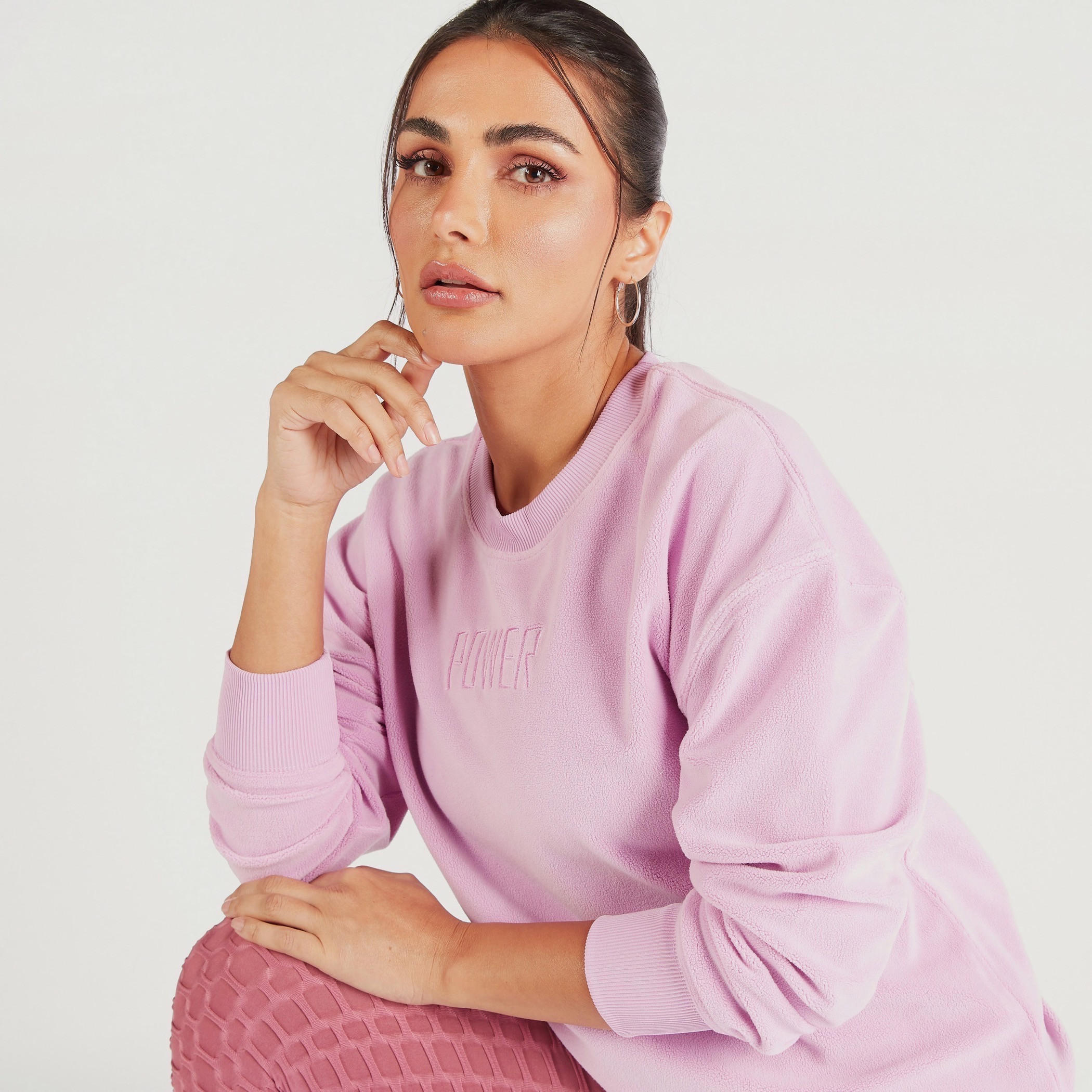 سويت شيرت بياقة مستديرة وأكمام طويلة وتطريز نصي-women-clothing-sportswearandactivewear-hoodiesandsweatshirts-image-5