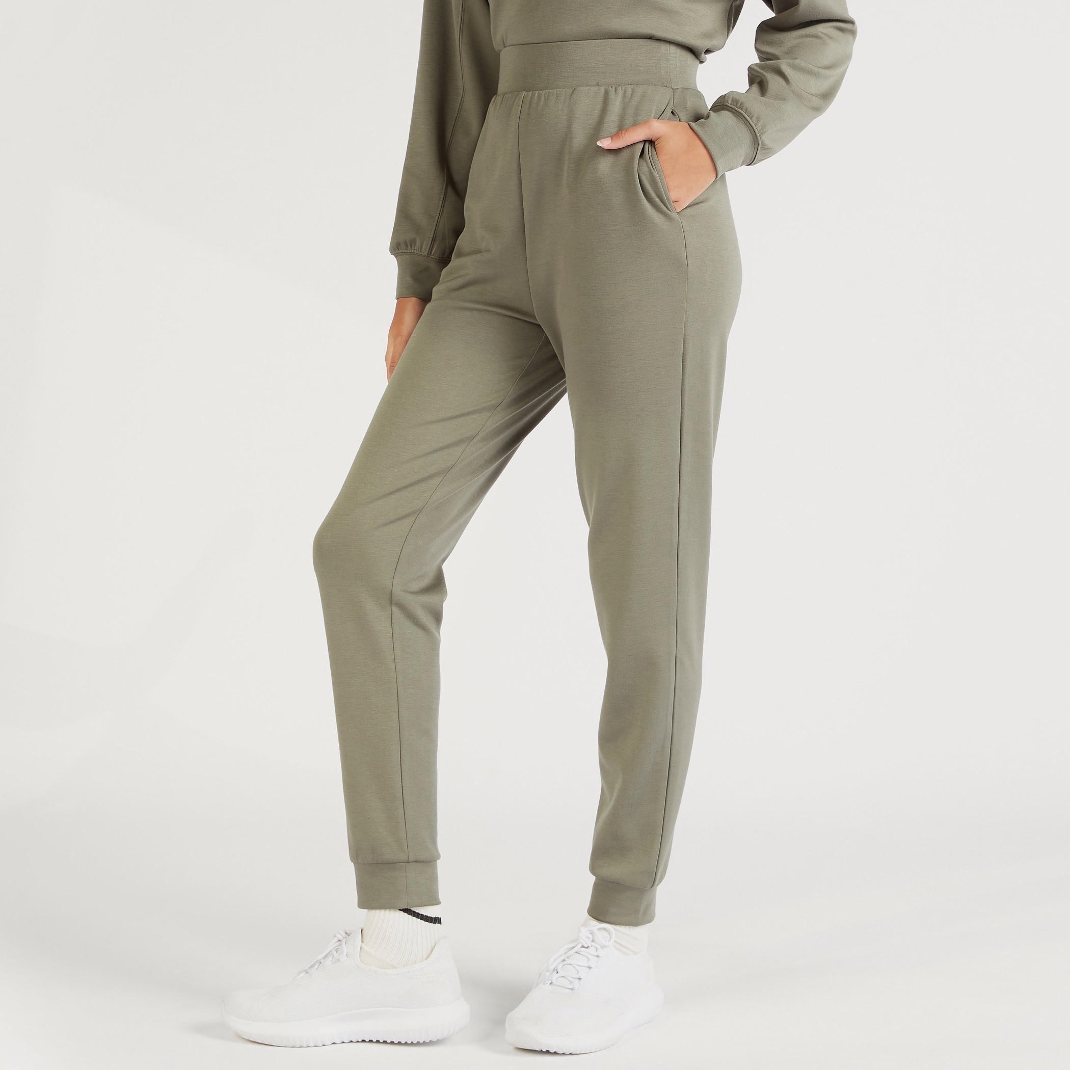 بنطلون رياضي سادة بخصر مطّاطي وجيوب-women-clothing-sportswearandactivewear-bottoms-image-1