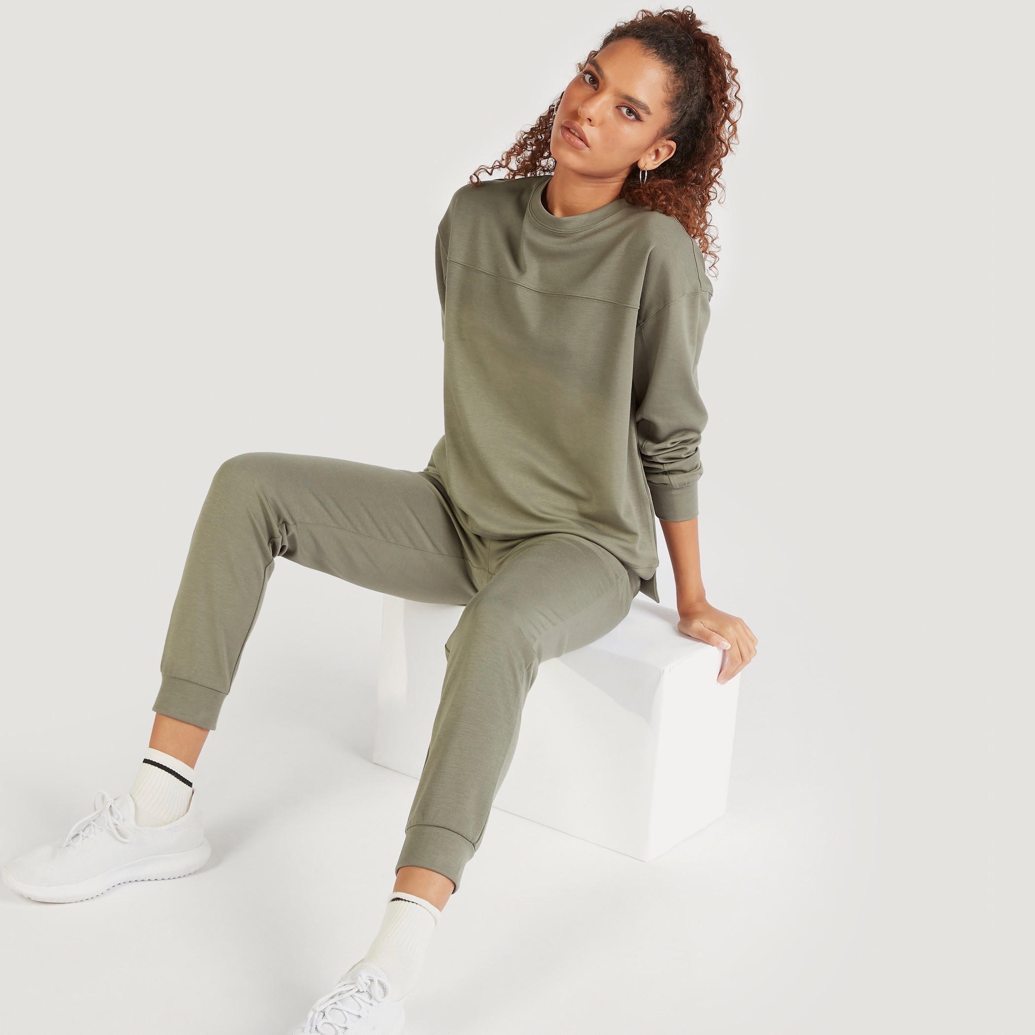 بنطلون رياضي سادة بخصر مطّاطي وجيوب-women-clothing-sportswearandactivewear-bottoms-image-2