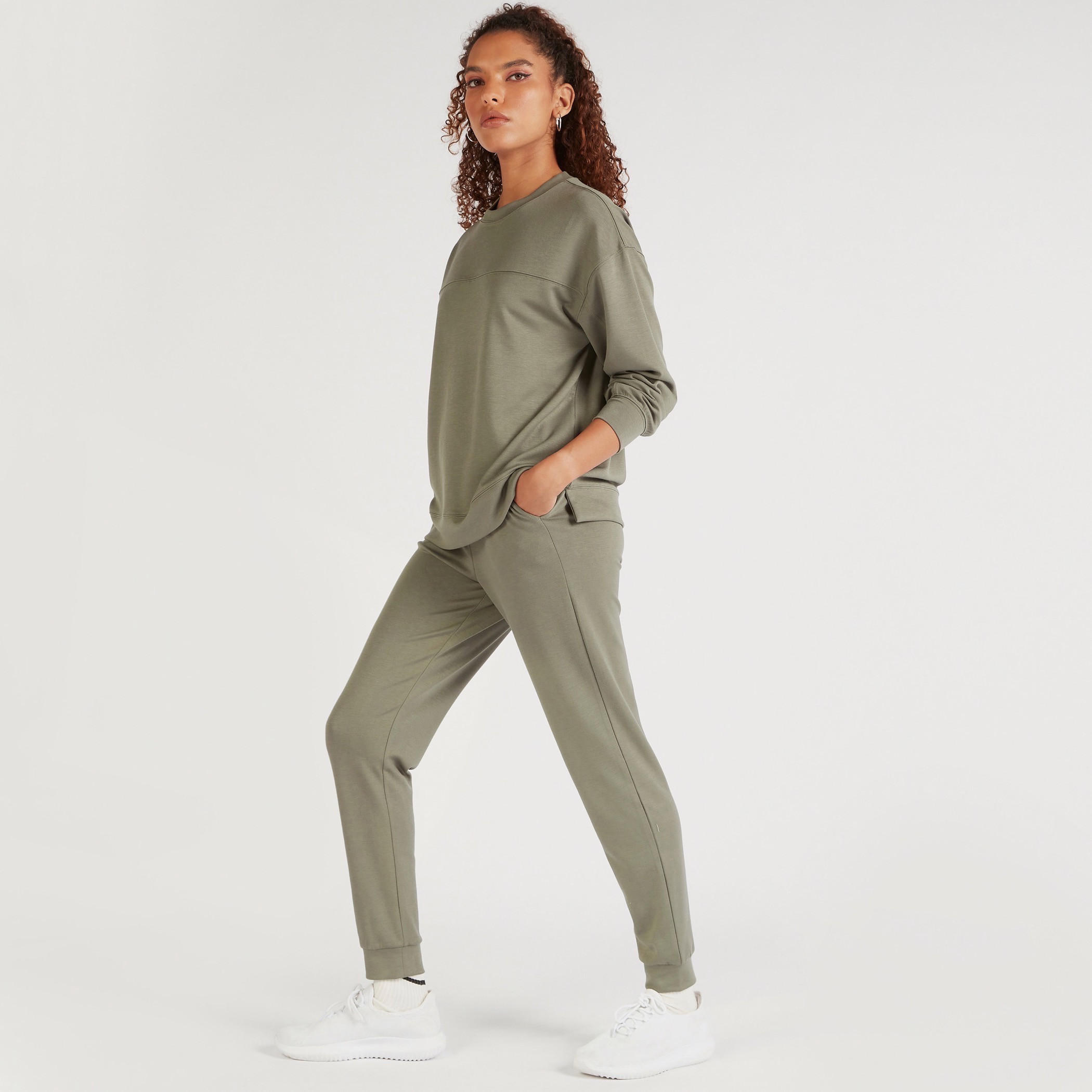 بنطلون رياضي سادة بخصر مطّاطي وجيوب-women-clothing-sportswearandactivewear-bottoms-image-5