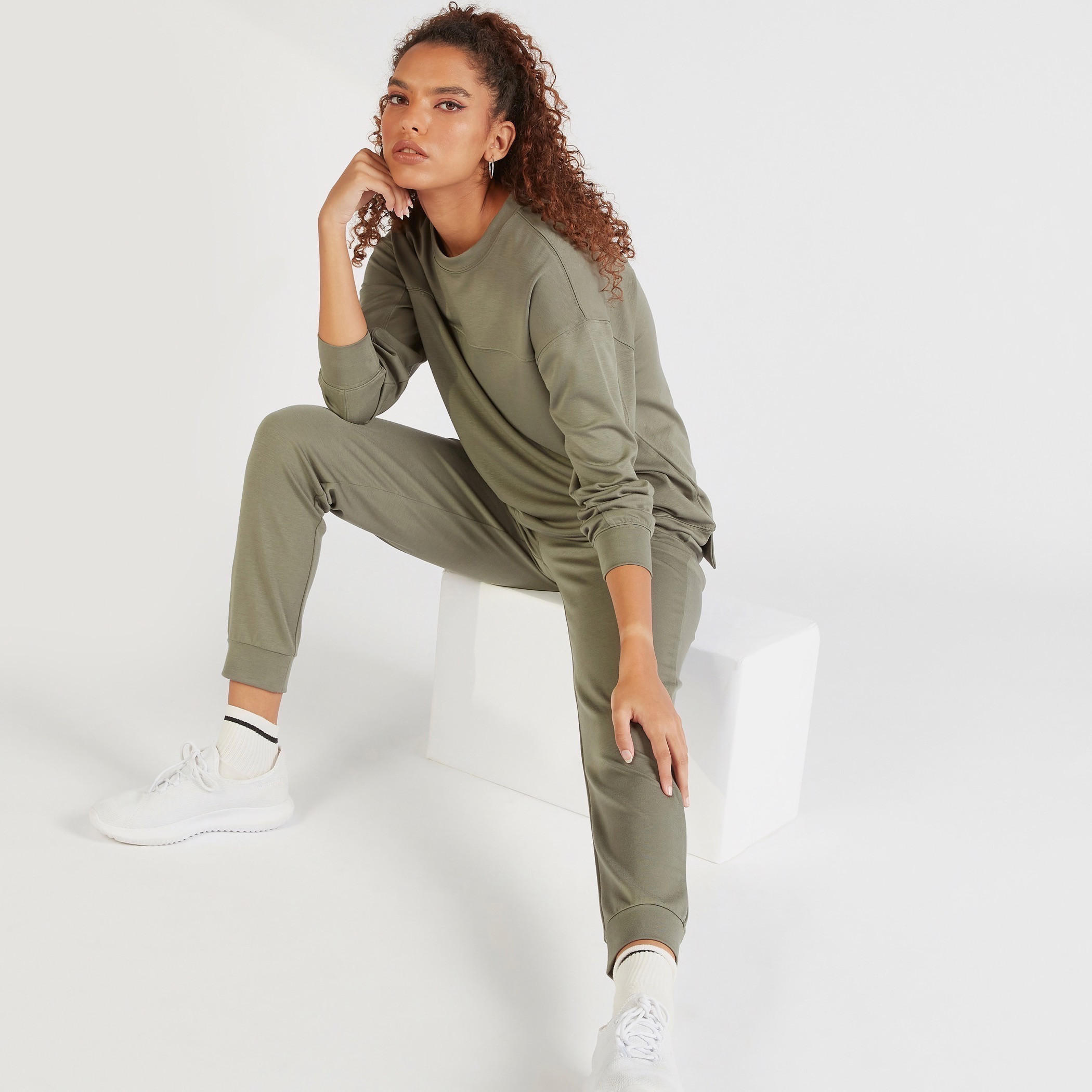 بنطلون رياضي سادة بخصر مطّاطي وجيوب-women-clothing-sportswearandactivewear-bottoms-image-6