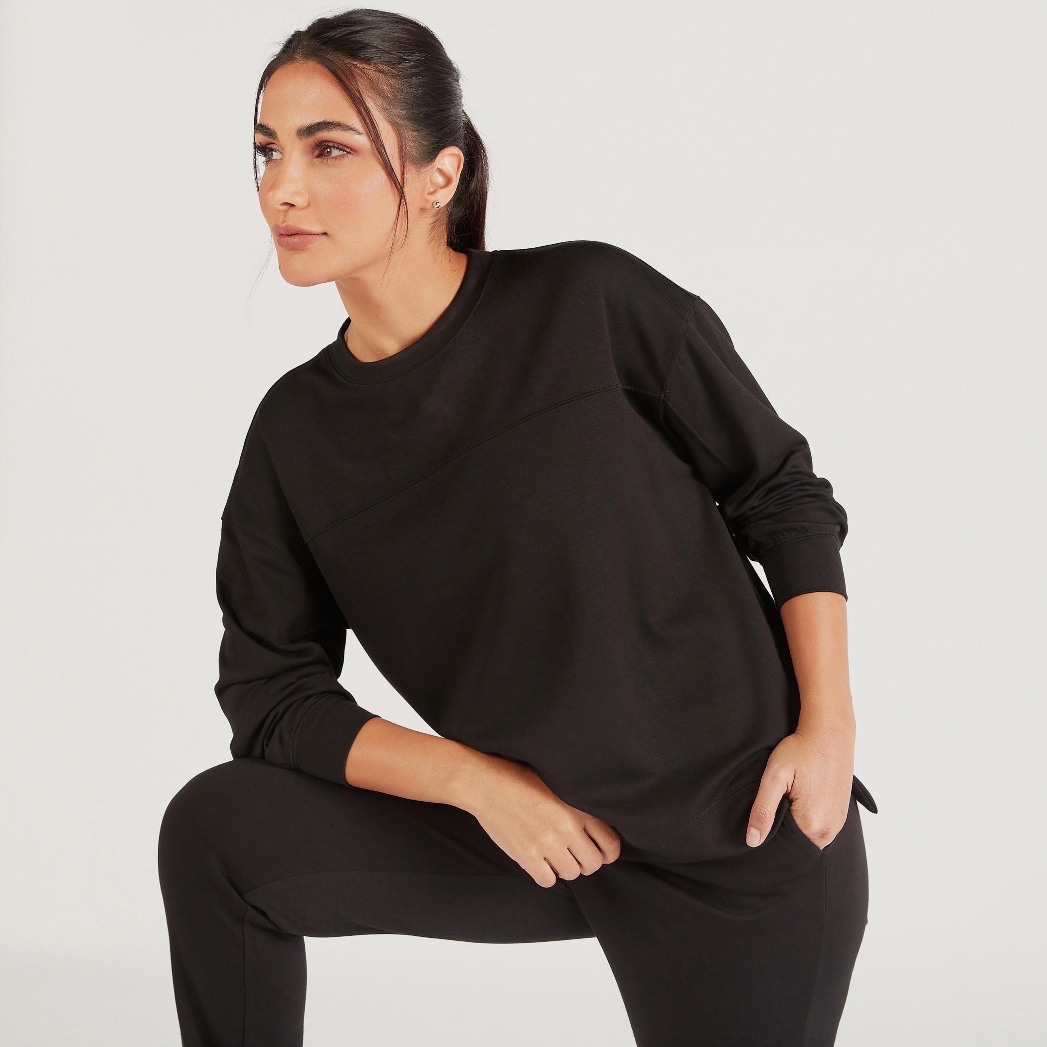 سويت شيرت سادة بياقة ضيّقة وأكمام طويلة-women-clothing-sportswearandactivewear-hoodiesandsweatshirts-image-1