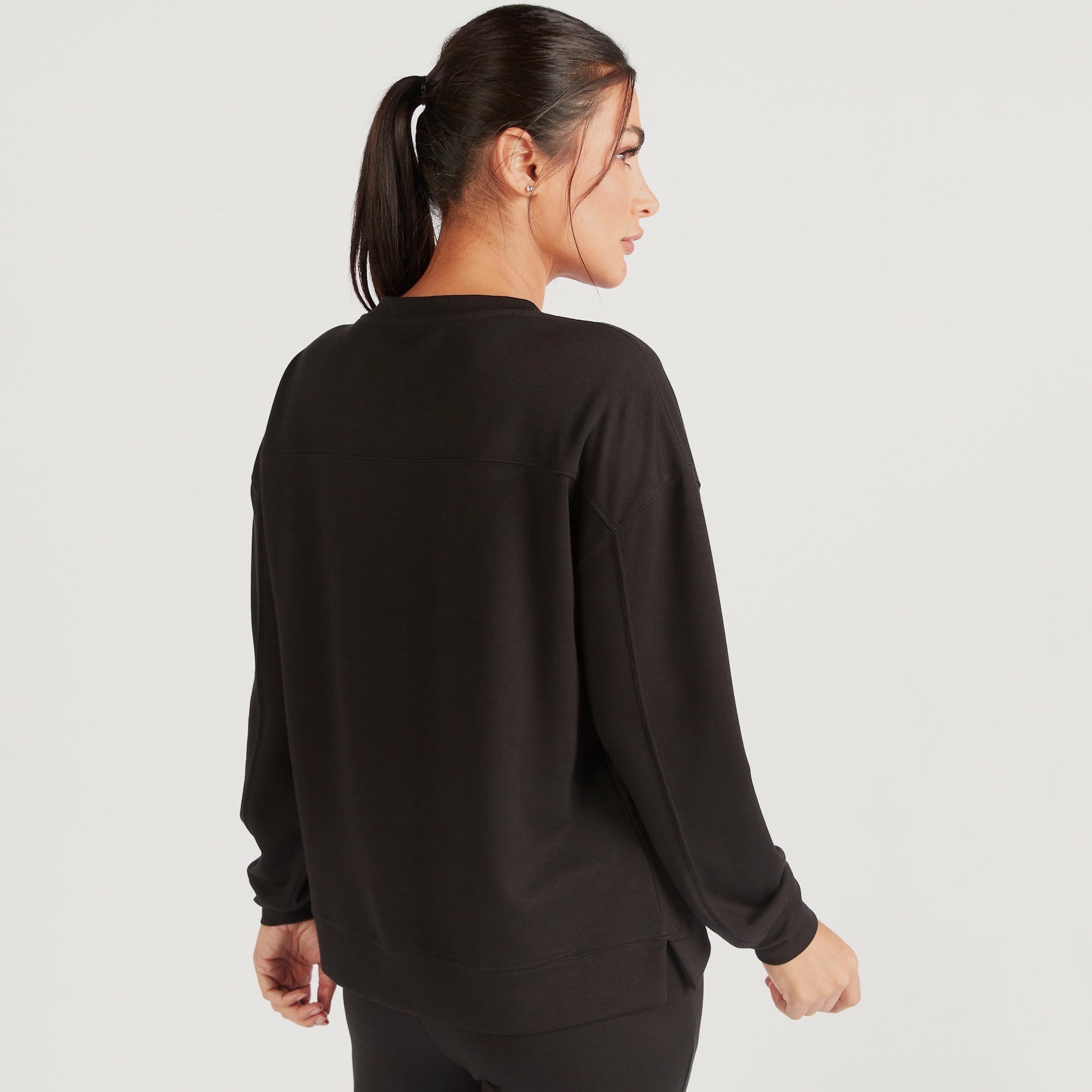 سويت شيرت سادة بياقة ضيّقة وأكمام طويلة-women-clothing-sportswearandactivewear-hoodiesandsweatshirts-image-4