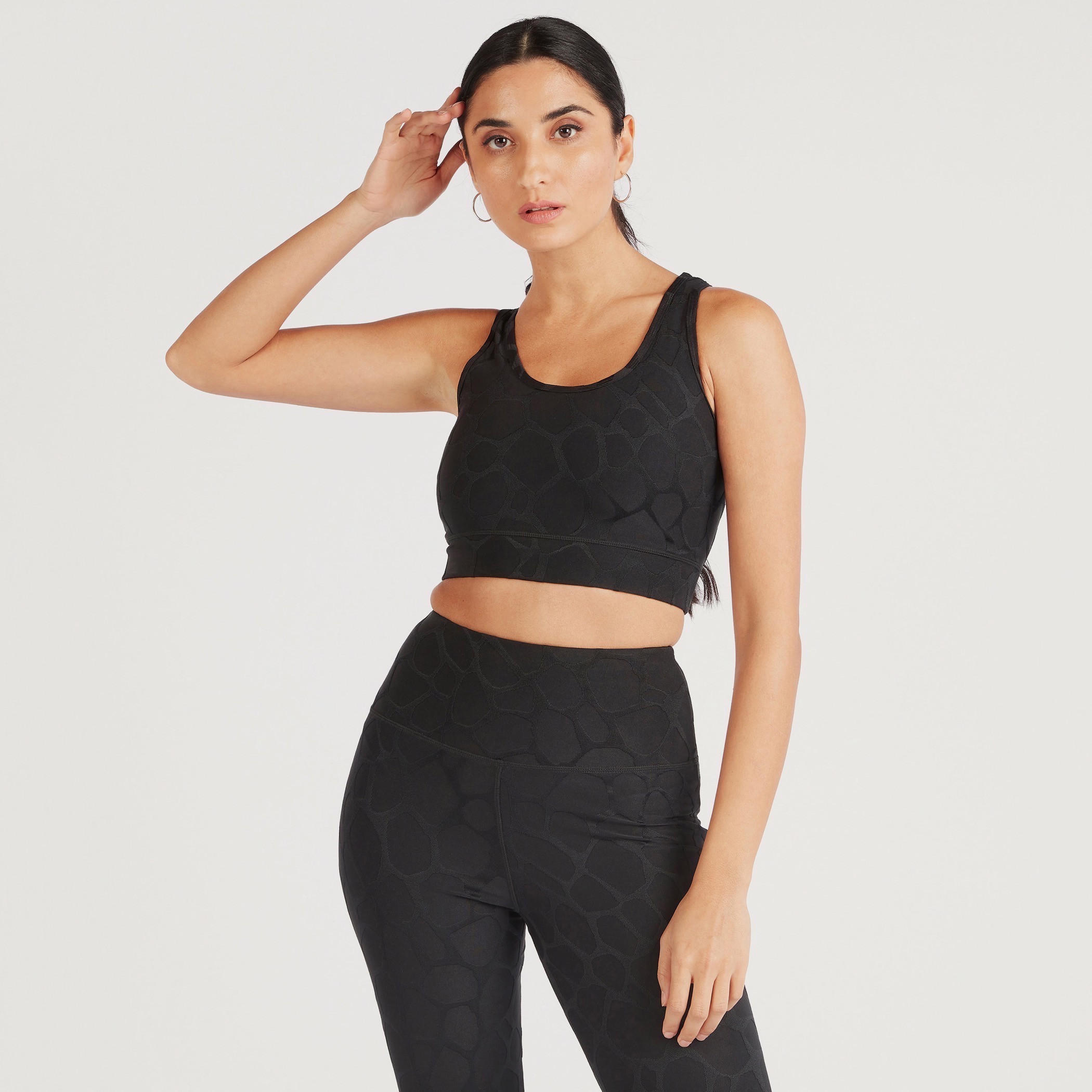 صدريّة رياضية بارزة الملمس بياقة مستديرة وتفاصيل مفرّغة-sports-women-clothing-sportsbras-image-1