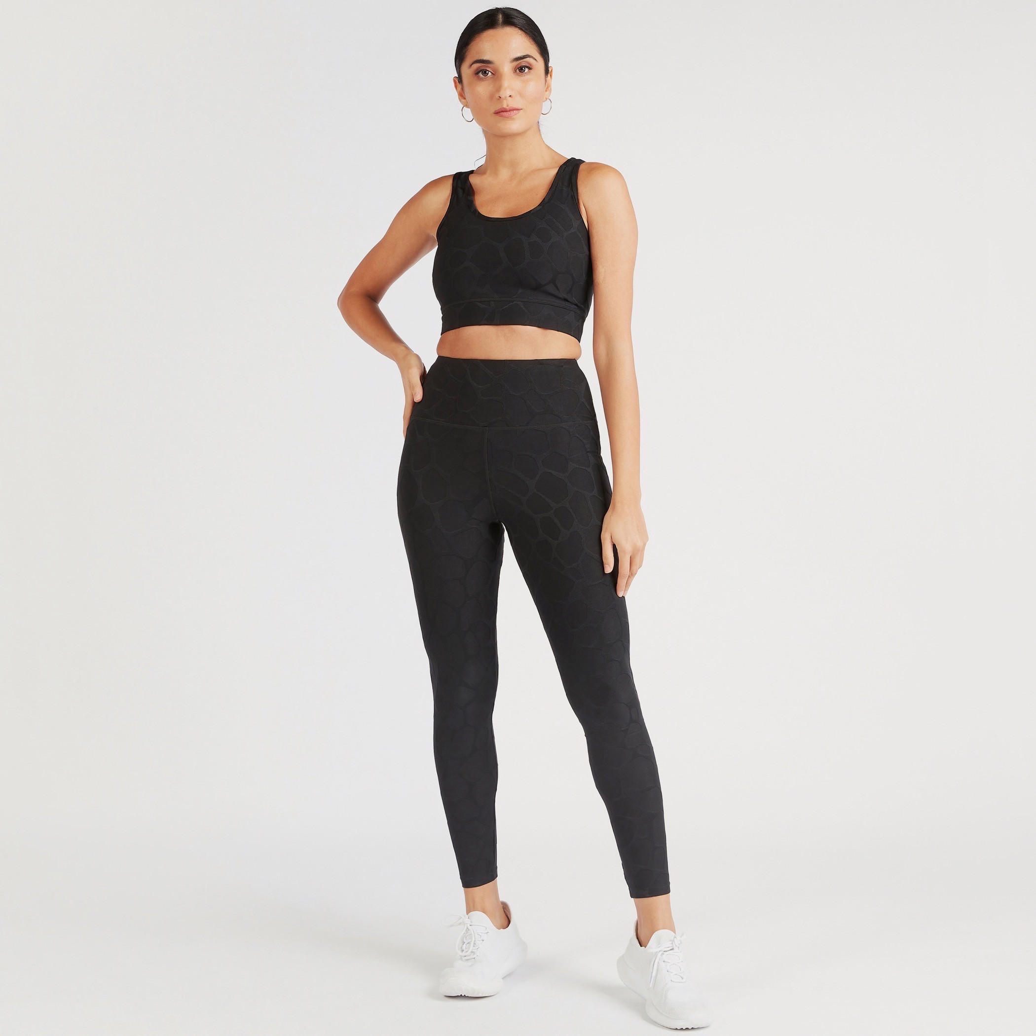 صدريّة رياضية بارزة الملمس بياقة مستديرة وتفاصيل مفرّغة-sports-women-clothing-sportsbras-image-2