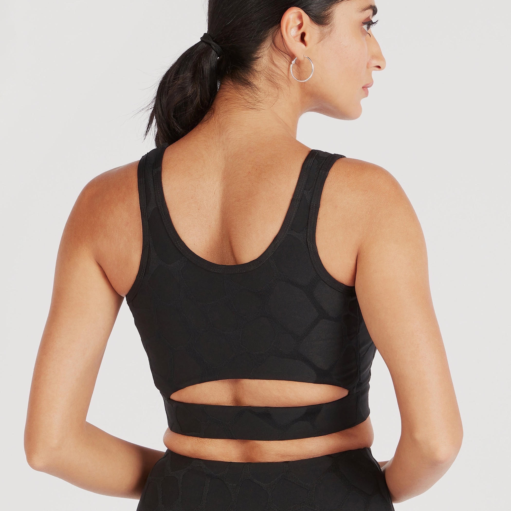 صدريّة رياضية بارزة الملمس بياقة مستديرة وتفاصيل مفرّغة-sports-women-clothing-sportsbras-image-3