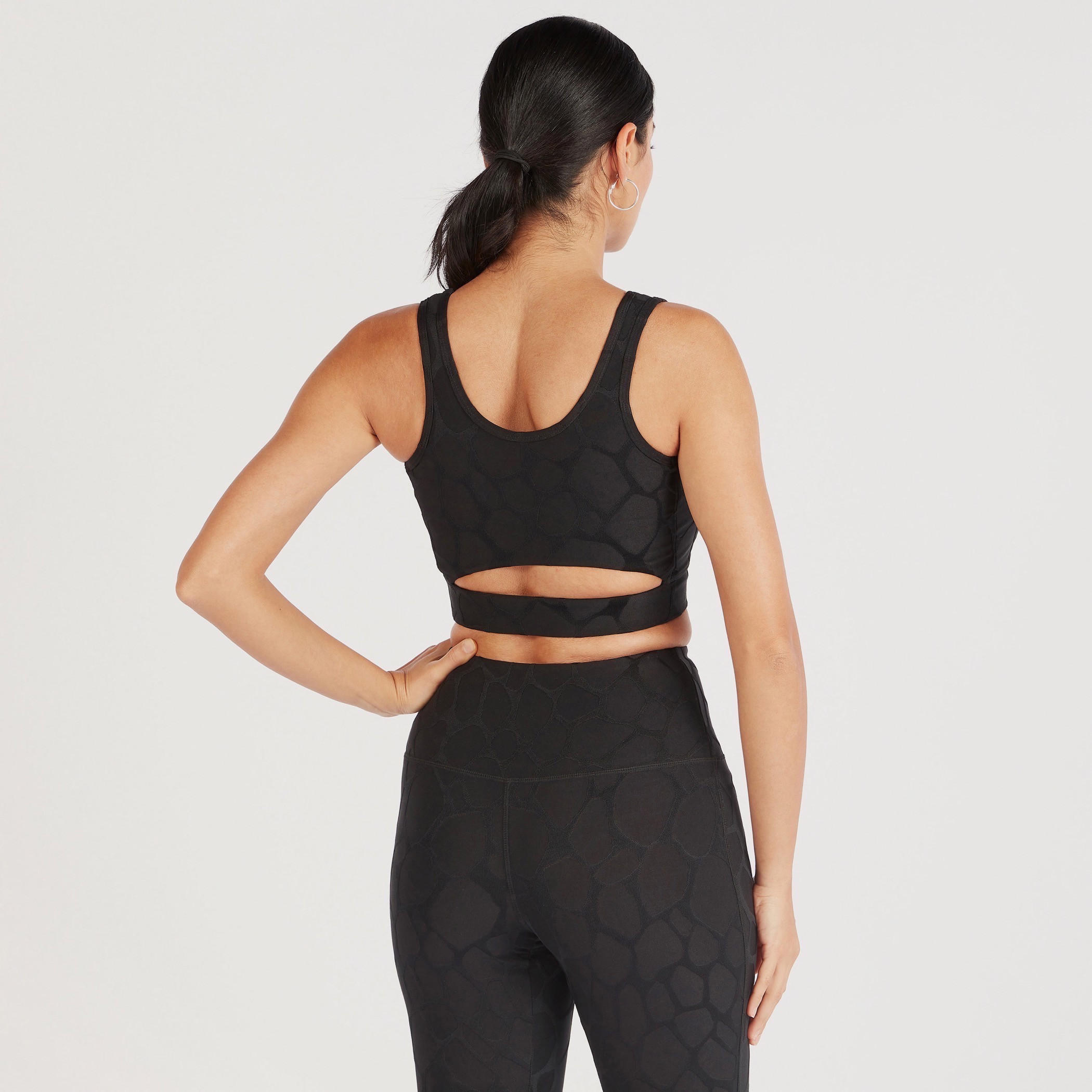 صدريّة رياضية بارزة الملمس بياقة مستديرة وتفاصيل مفرّغة-sports-women-clothing-sportsbras-image-4