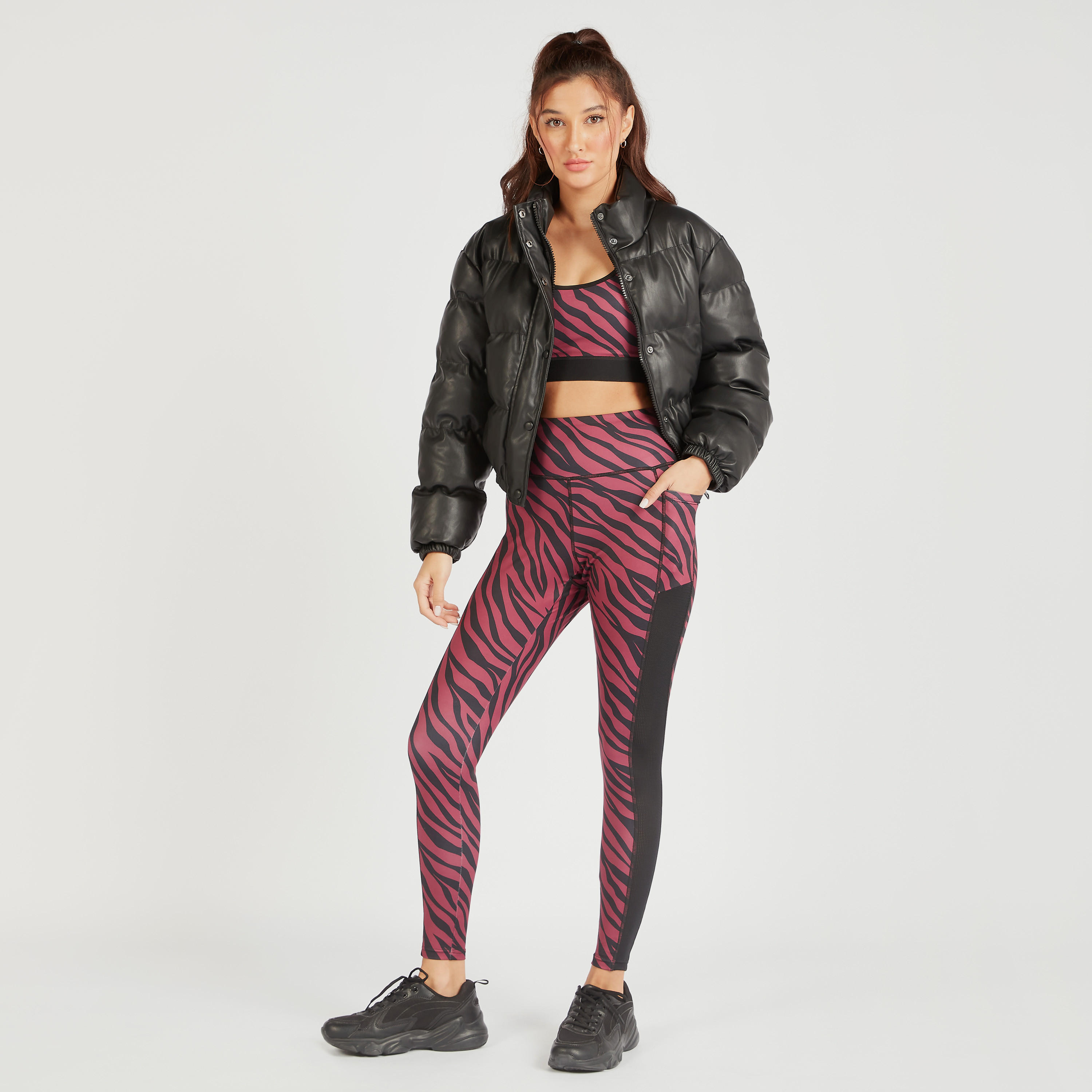 صدريّة رياضيّة بظهر ريسر وتفاصيل مفرّغة وطبعات-sports-women-clothing-sportsbras-image-2