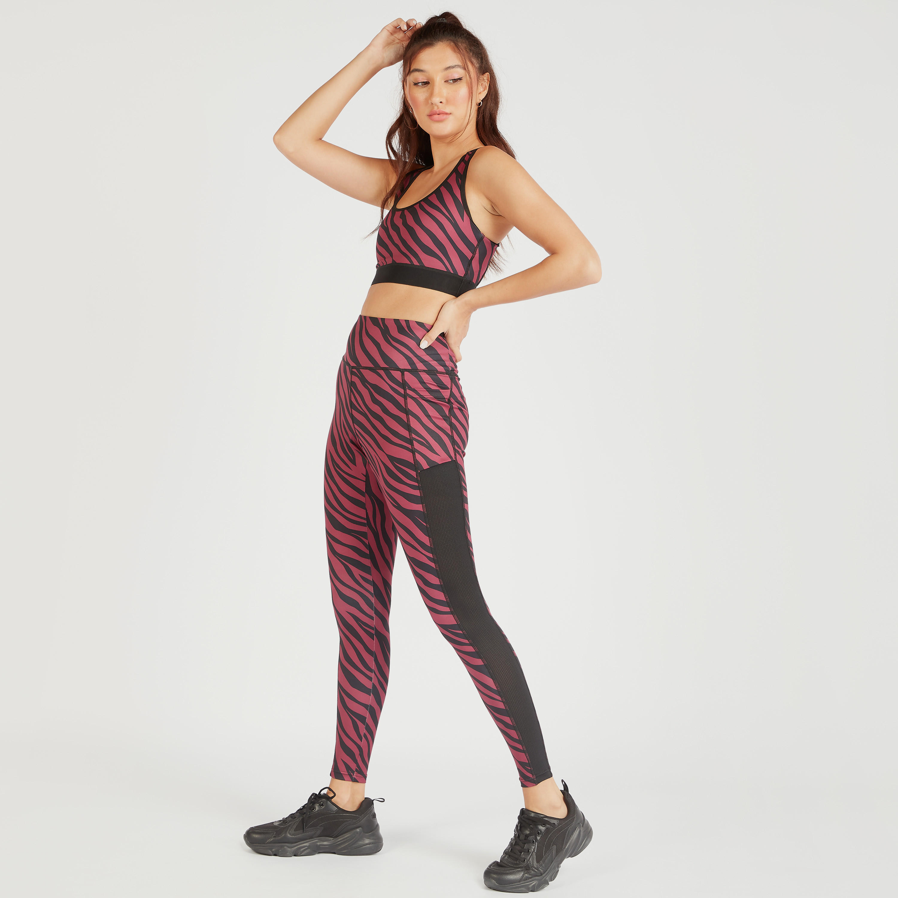 صدريّة رياضيّة بظهر ريسر وتفاصيل مفرّغة وطبعات-sports-women-clothing-sportsbras-image-5