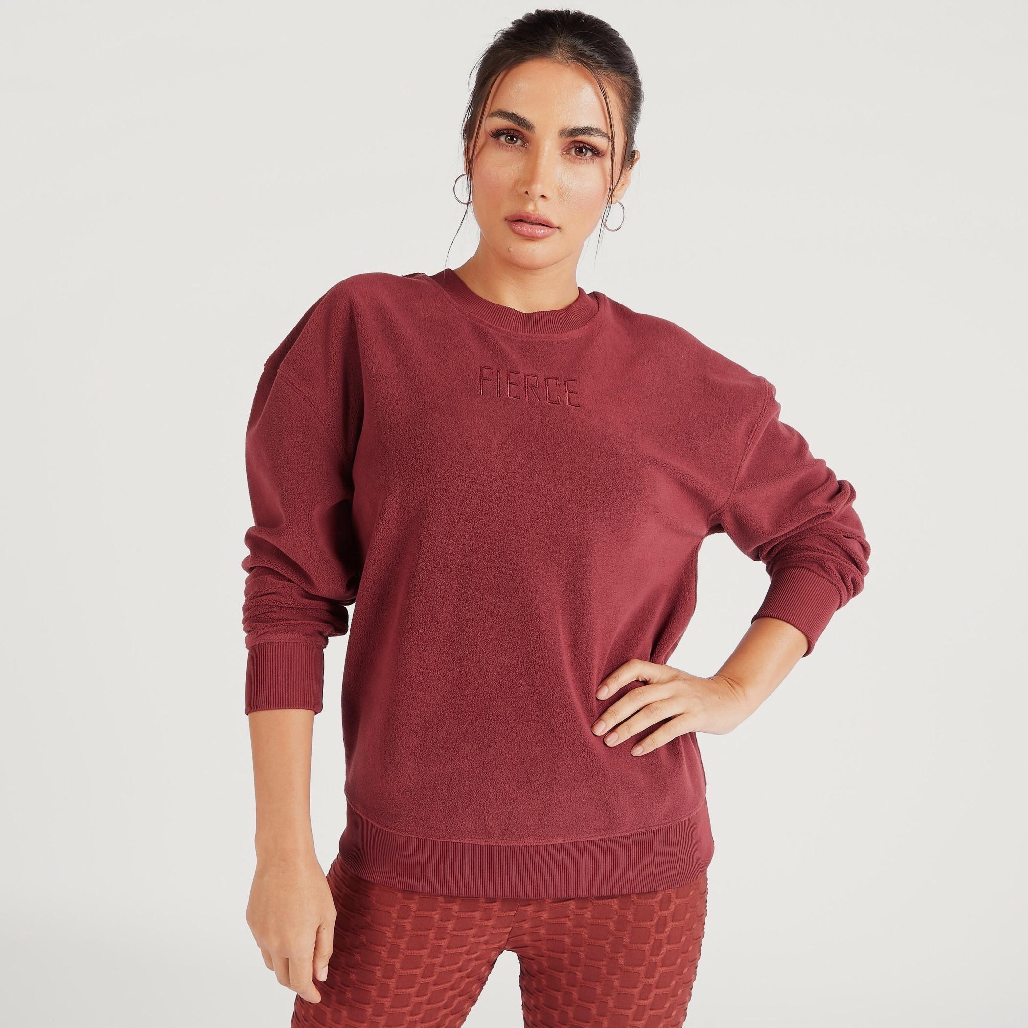 سويت شيرت بياقة مستديرة وأكمام طويلة وتطريز نصي-women-clothing-sportswearandactivewear-hoodiesandsweatshirts-image-1