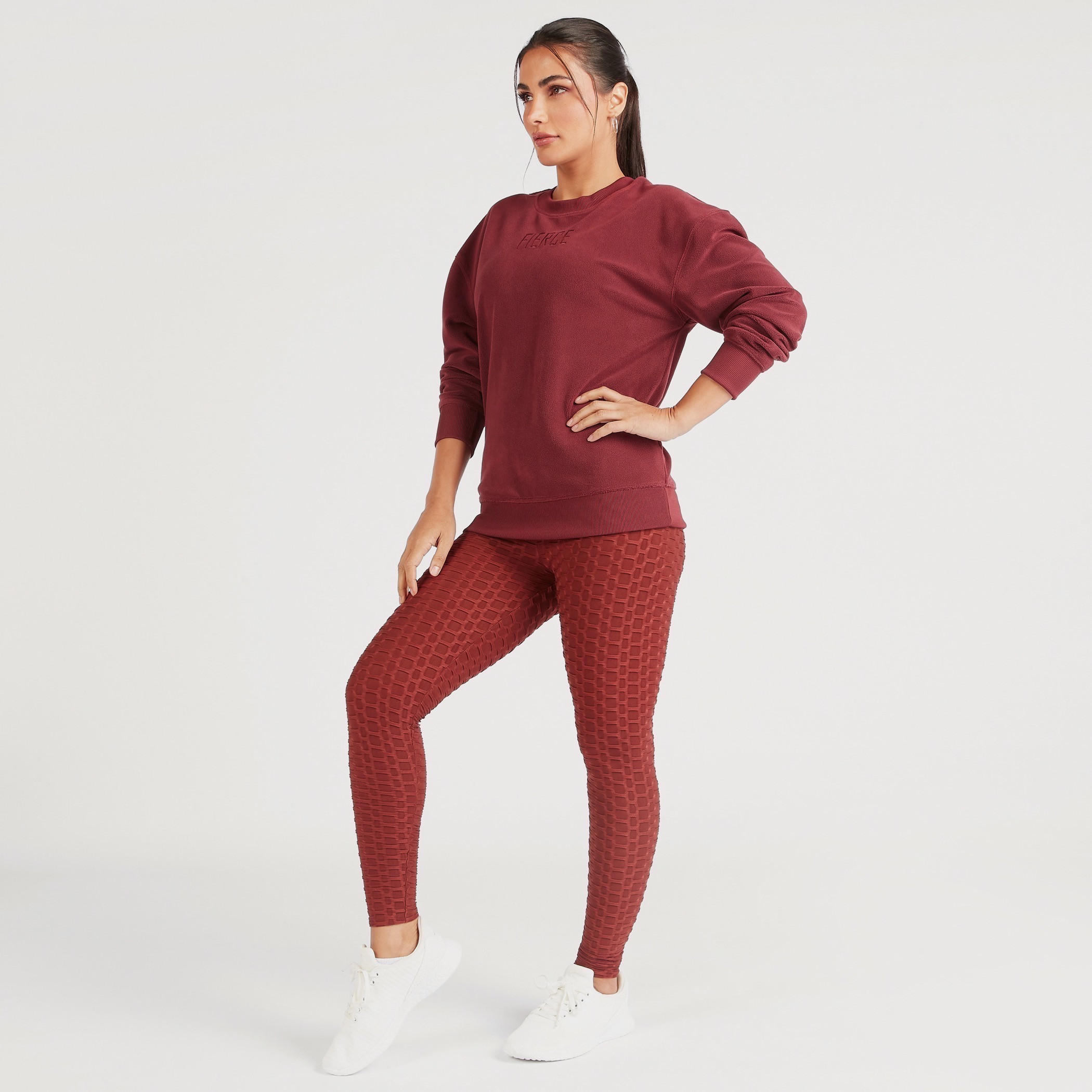 سويت شيرت بياقة مستديرة وأكمام طويلة وتطريز نصي-women-clothing-sportswearandactivewear-hoodiesandsweatshirts-image-2