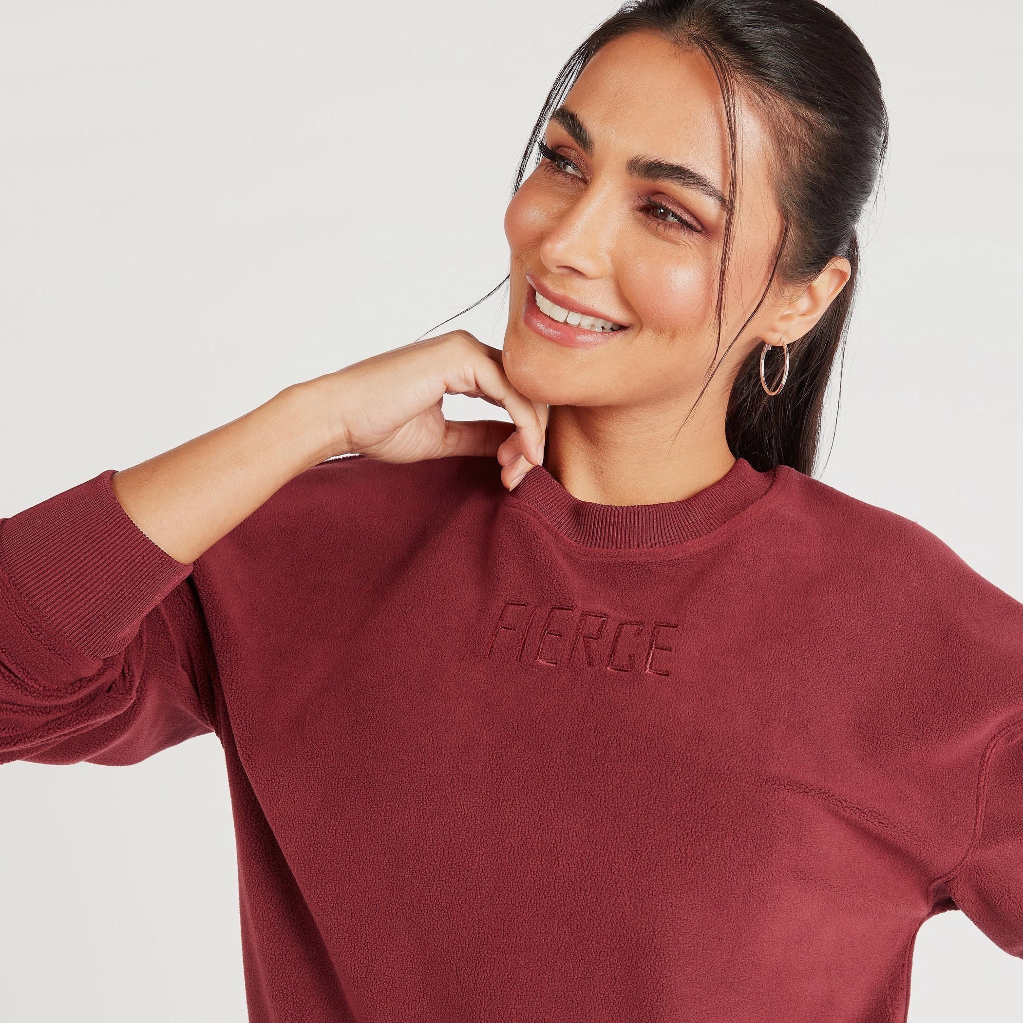 سويت شيرت بياقة مستديرة وأكمام طويلة وتطريز نصي-women-clothing-sportswearandactivewear-hoodiesandsweatshirts-image-3