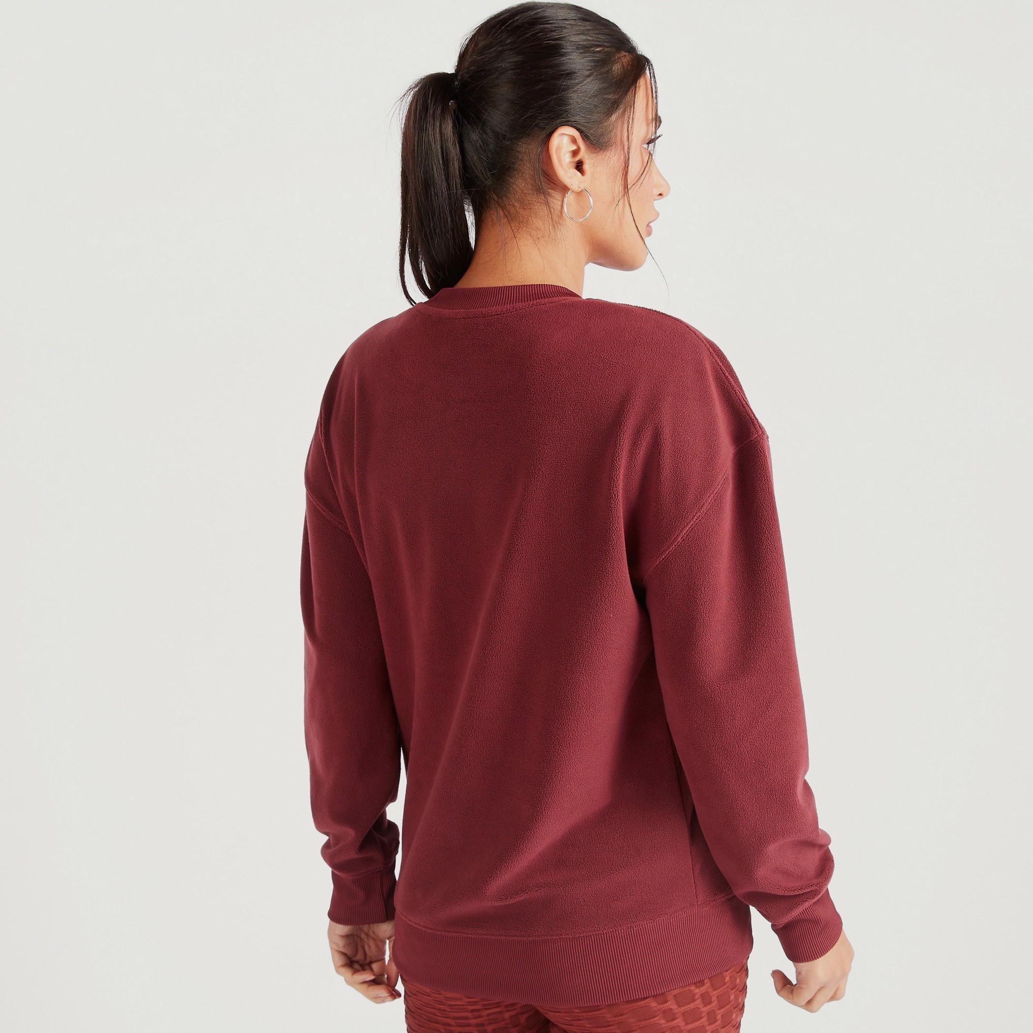 سويت شيرت بياقة مستديرة وأكمام طويلة وتطريز نصي-women-clothing-sportswearandactivewear-hoodiesandsweatshirts-image-4