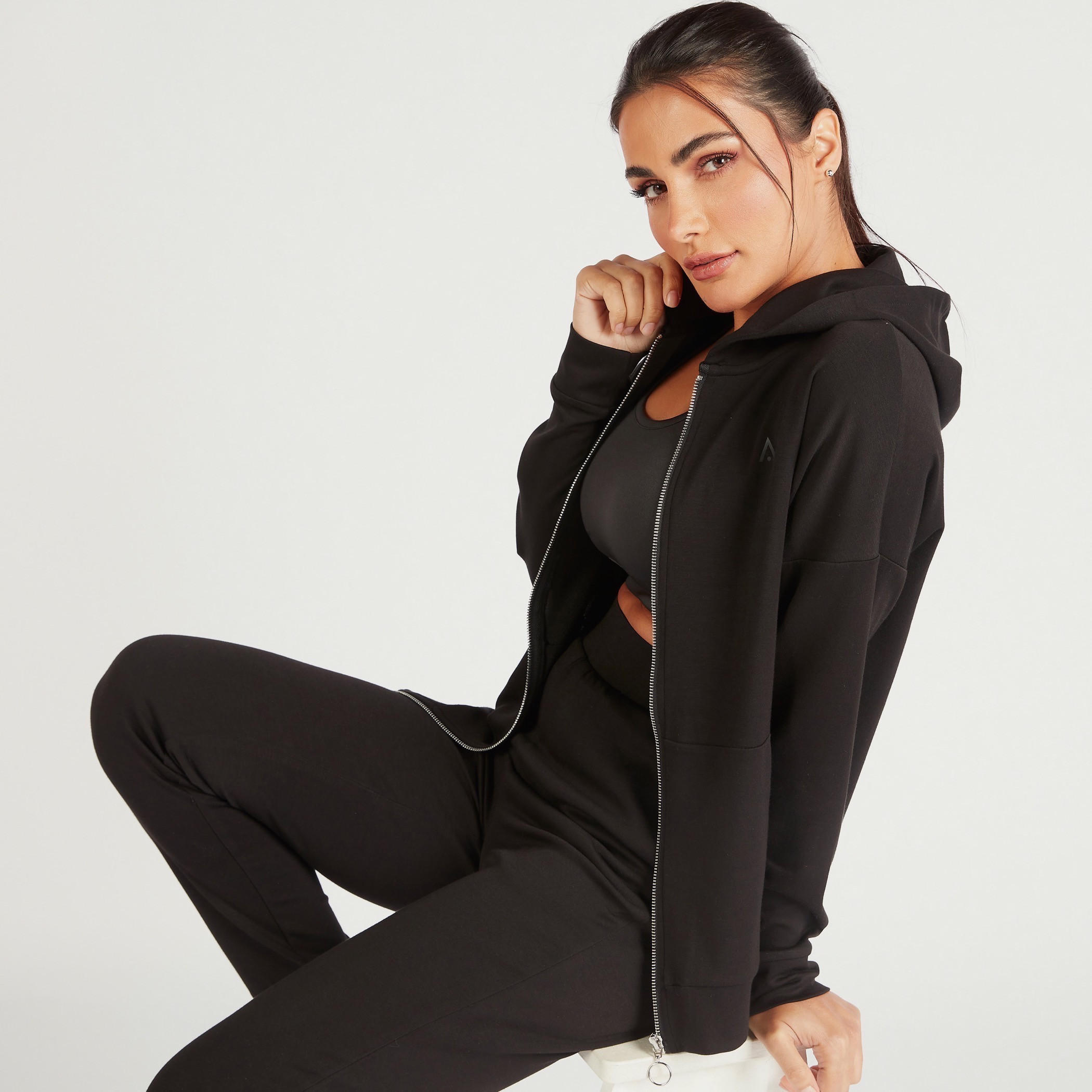 سويت شيرت بقبّعة وسحّاب إغلاق وأكمام طويلة-women-clothing-sportswearandactivewear-coatsandjackets-jackets-image-1