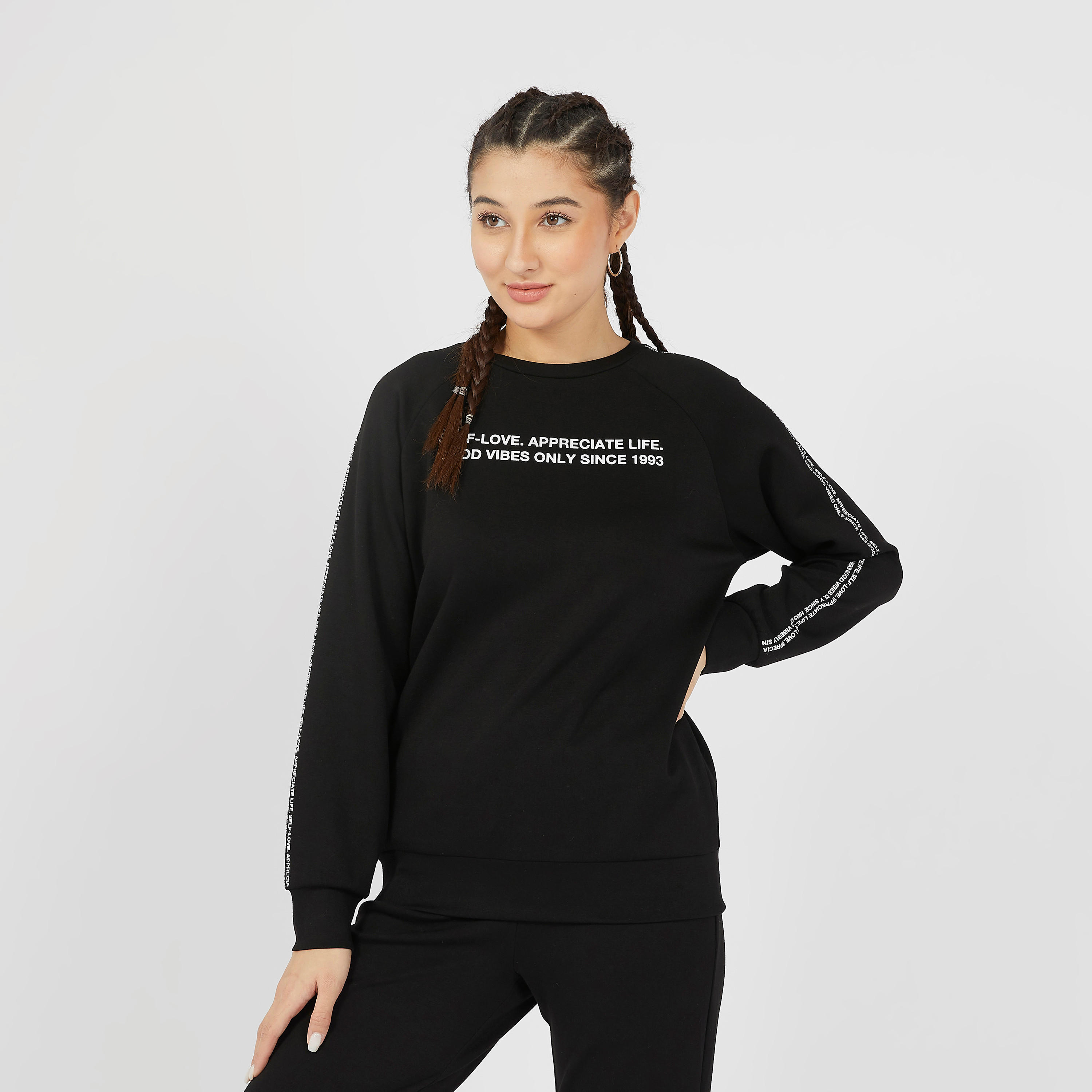 سويت شيرت بياقة ضيقة وأكمام طويلة وطبعات تايبوجرافيك-women-clothing-sportswearandactivewear-hoodiesandsweatshirts-image-1